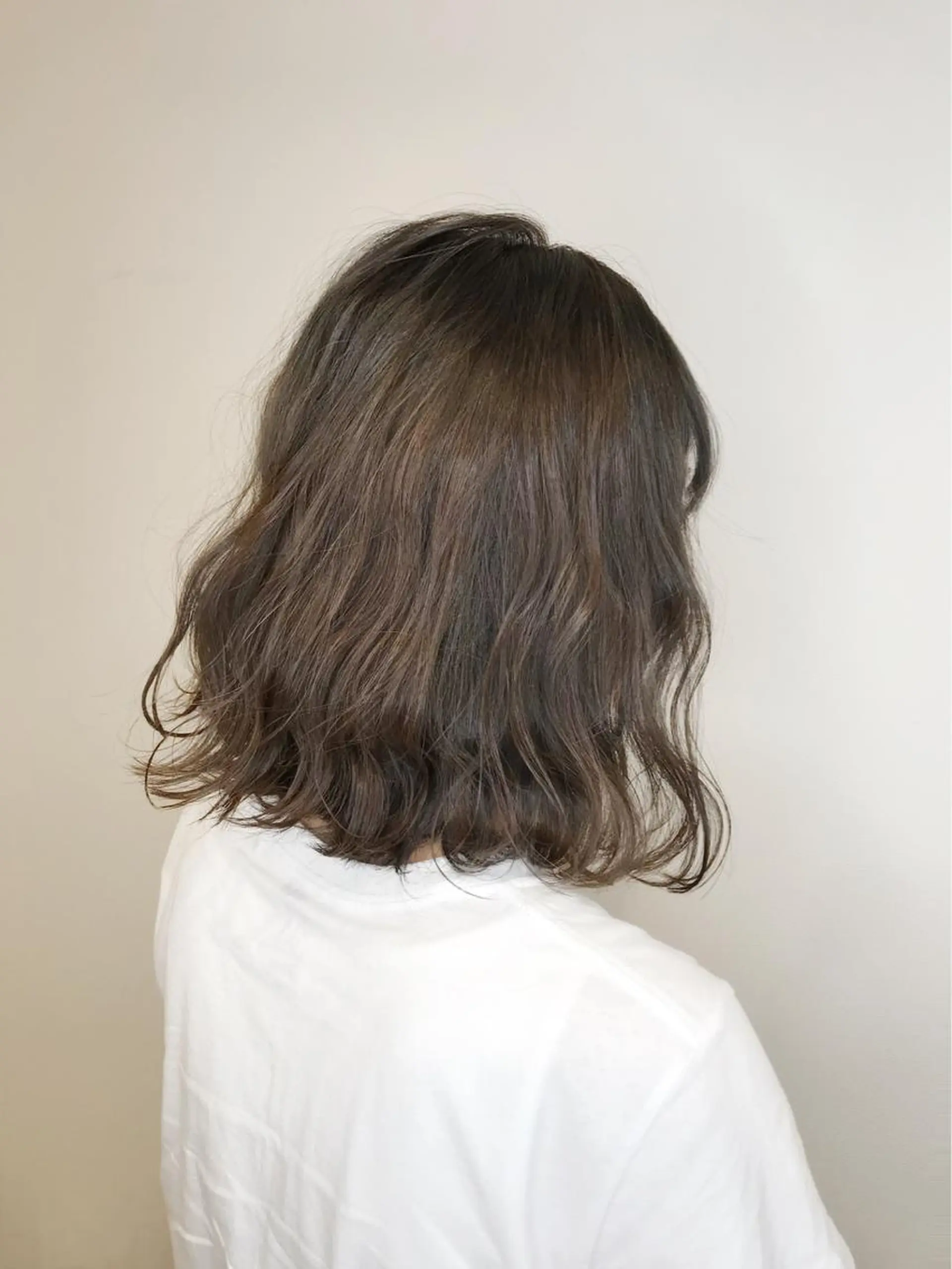 ミディアム カラー アッシュ ハイライトカラー ハイライト カット ヘアカラー ボブ・レイヤーカット 吉敷航一のヘアスタイル