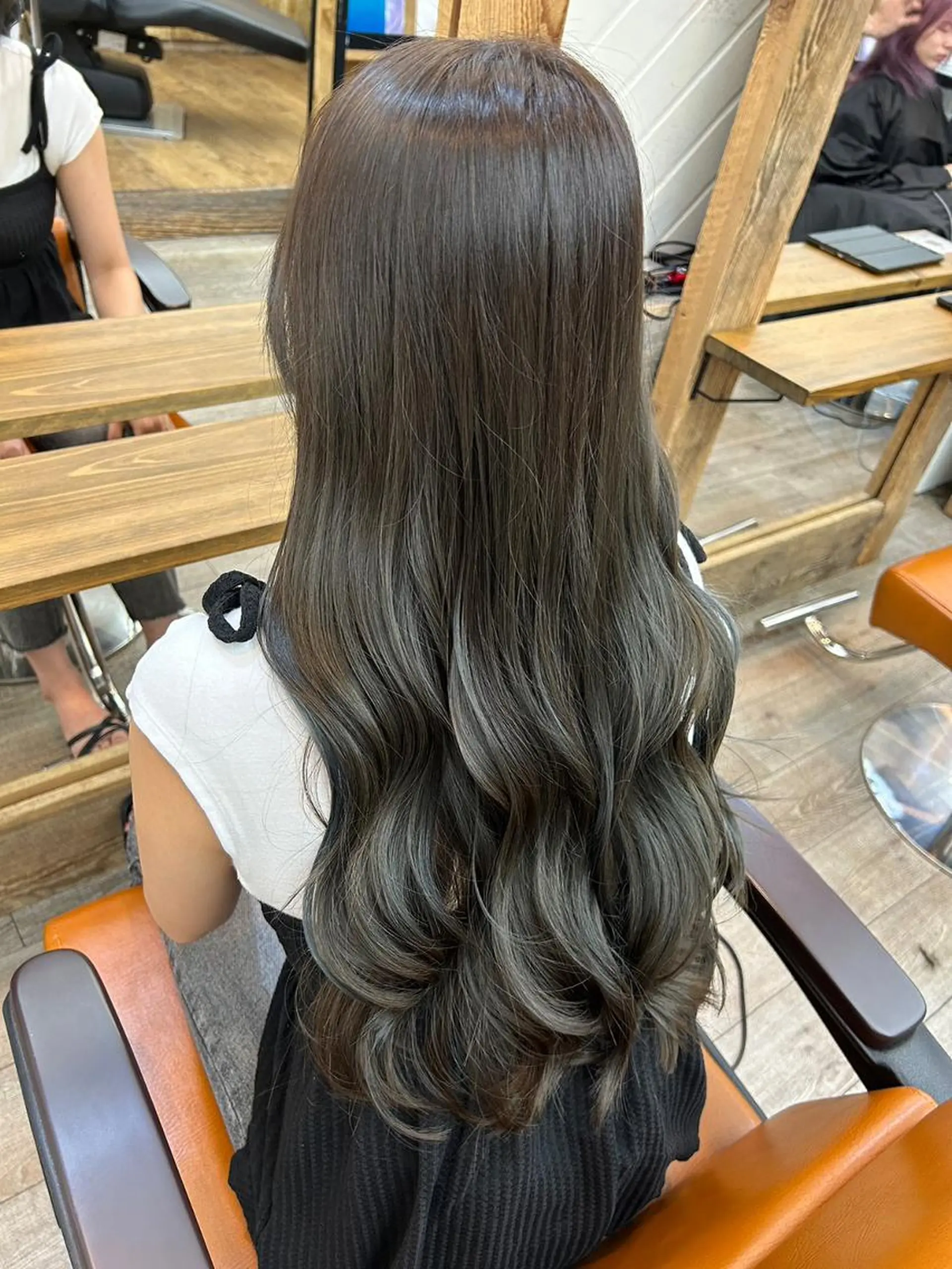 ロング カラー newibelsia 名駅のヘアスタイル