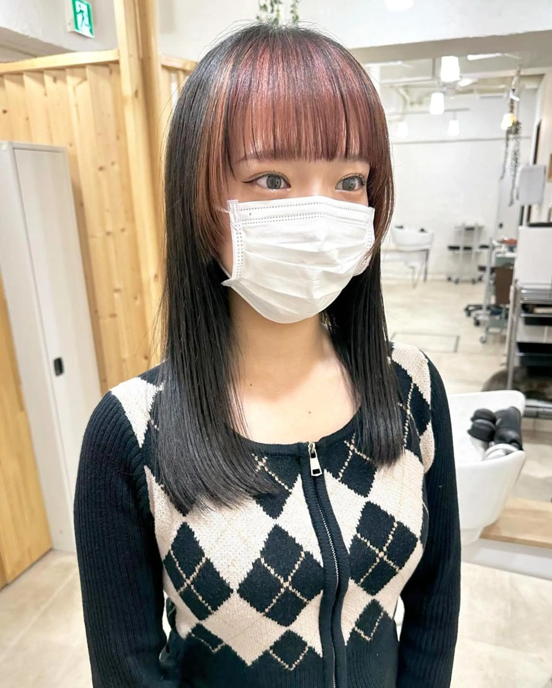 ショート カラー パーマ 切りっぱなしボブ 前下がりボブ イヤリングカラー ハイトーンカラー インナーカラー 銀座No.1髪質改善 縮毛矯正/本木のヘアスタイル