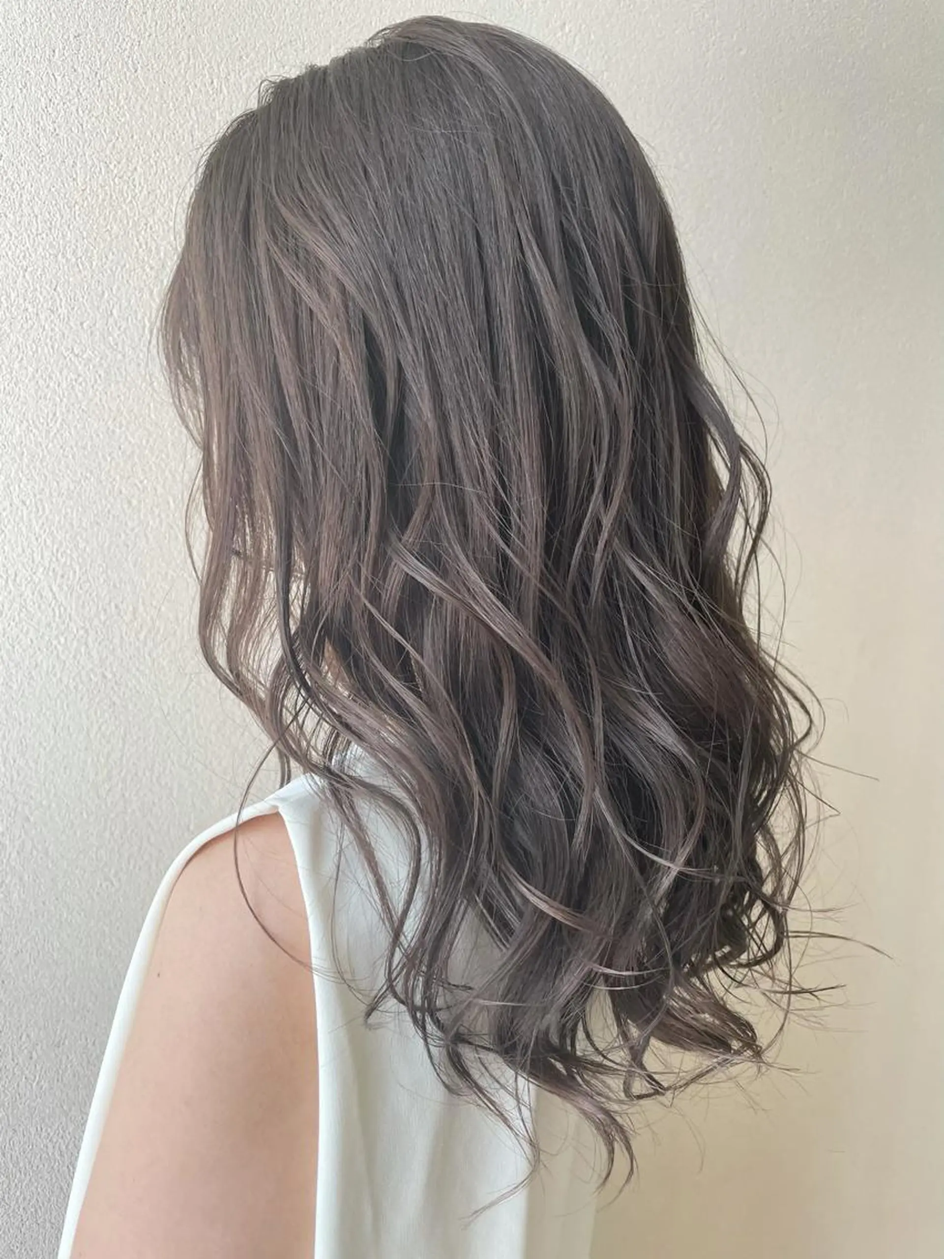 ロング カラー アッシュ ベージュカラー ブリーチ 透明感カラー ヘアカラー トリートメント 沢田 瞳のヘアスタイル