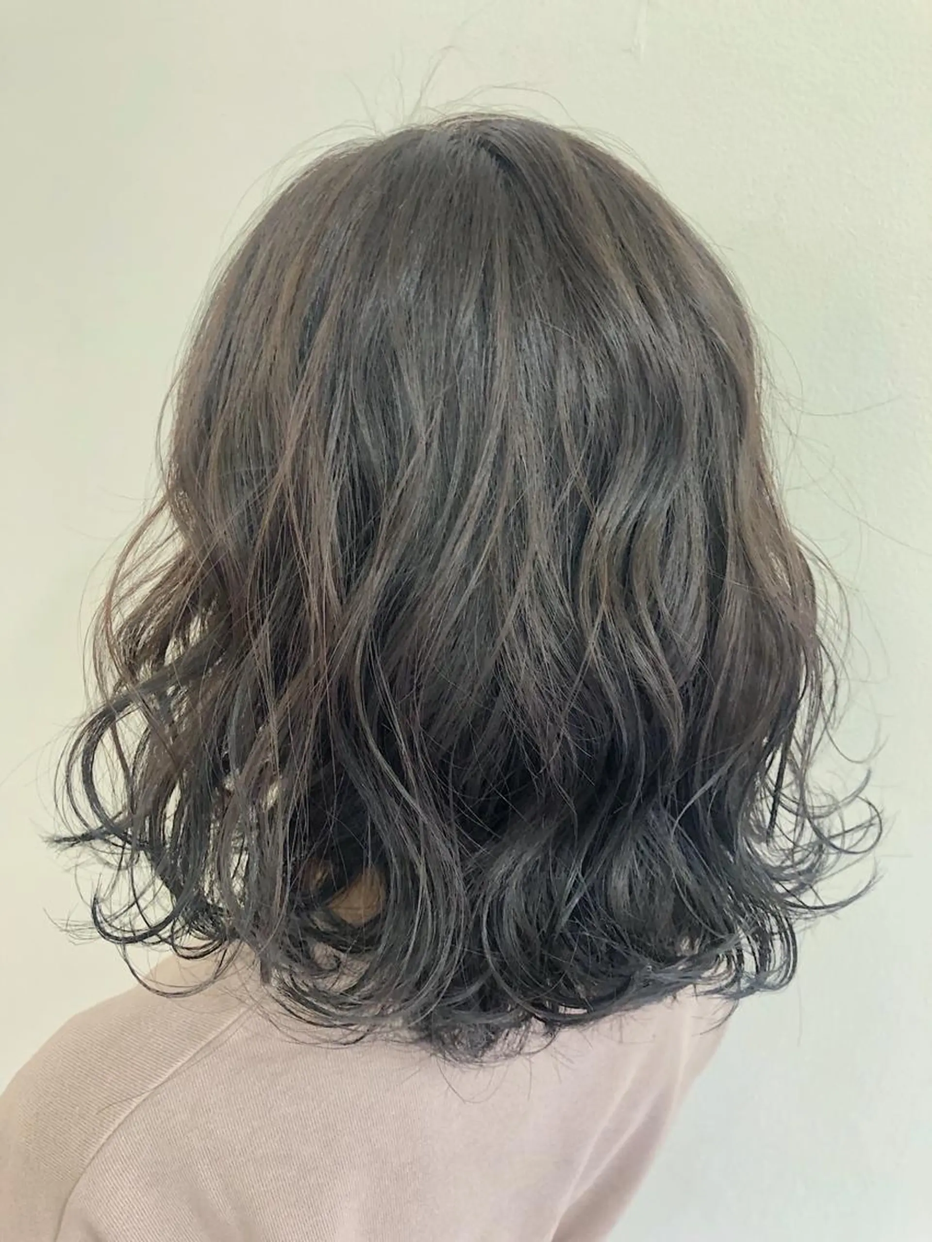 ミディアム カラー アッシュ 透明感カラー イルミナカラー ボブ 外ハネヘア 菅 翔太のヘアスタイル