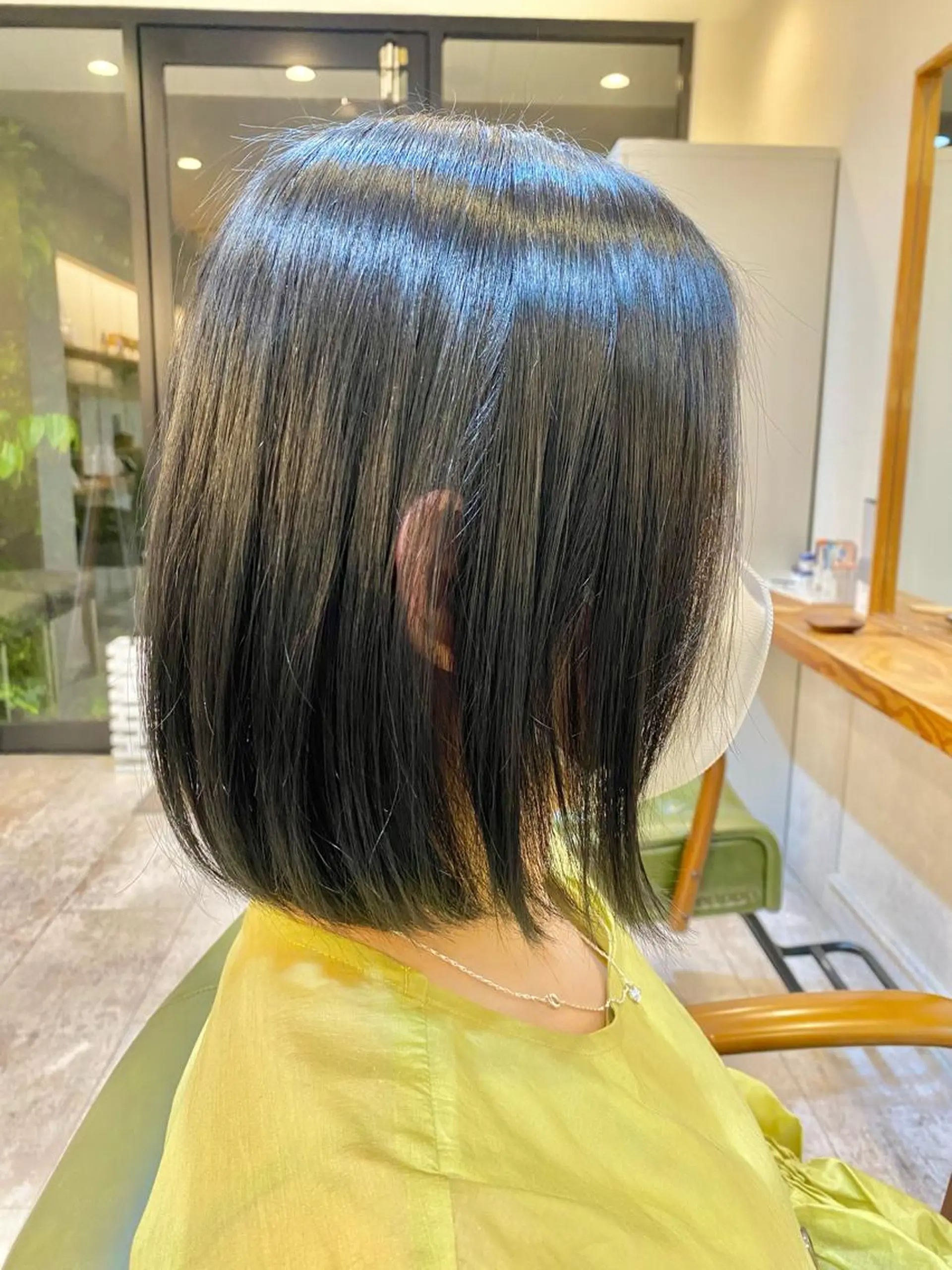 ショート カラー アッシュ アッシュグレー 黒髪 ブルーカラー ブルーブラック カット ヘアカラー トリートメント エイト ウメダのヘアスタイル