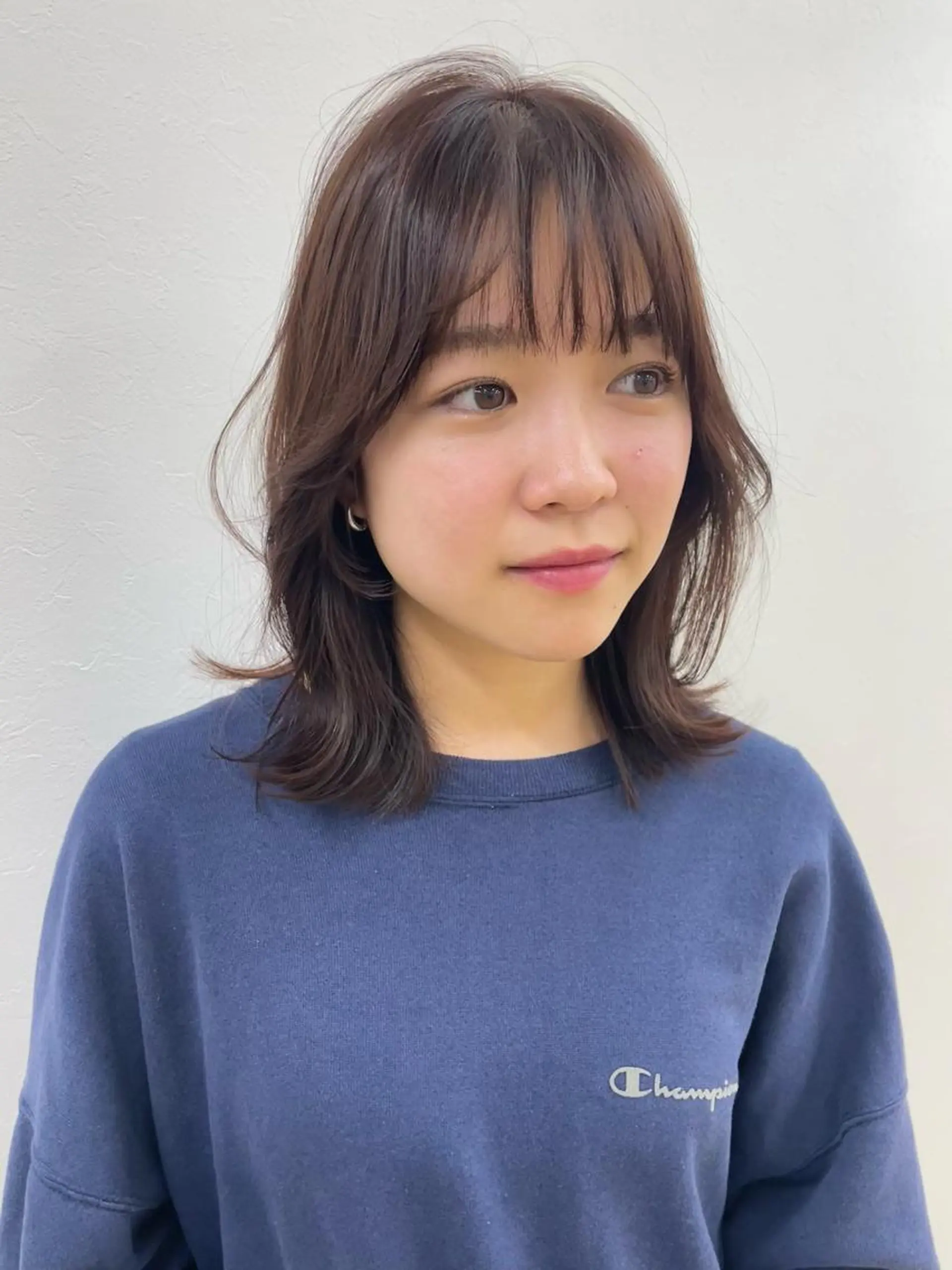 ミディアム レイヤー/顔まわり カット/地毛風カラーのヘアスタイル