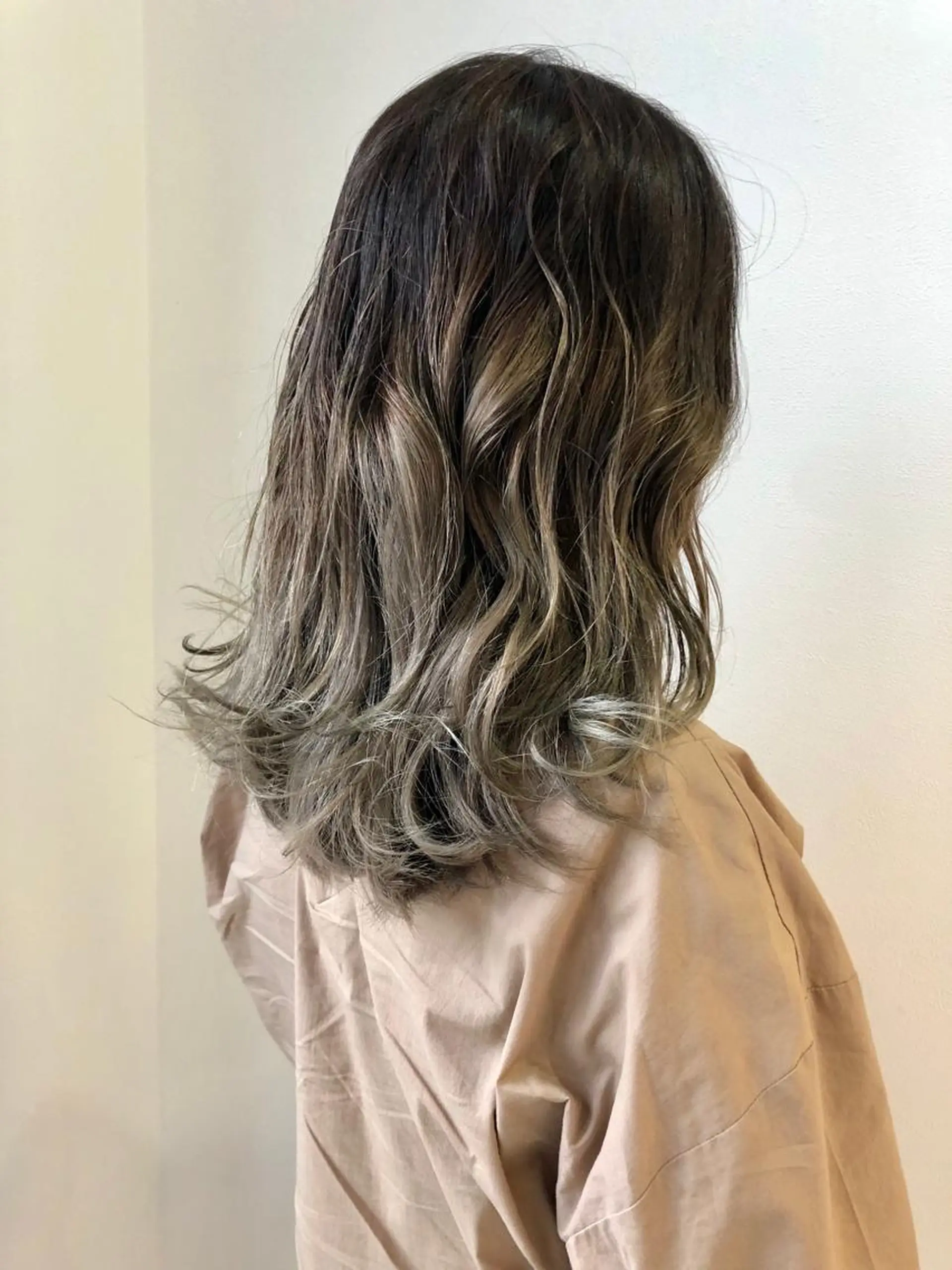 セミロング カラー グラデーションカラー カット ヘアカラー パーマ 岩田 萌那のヘアスタイル