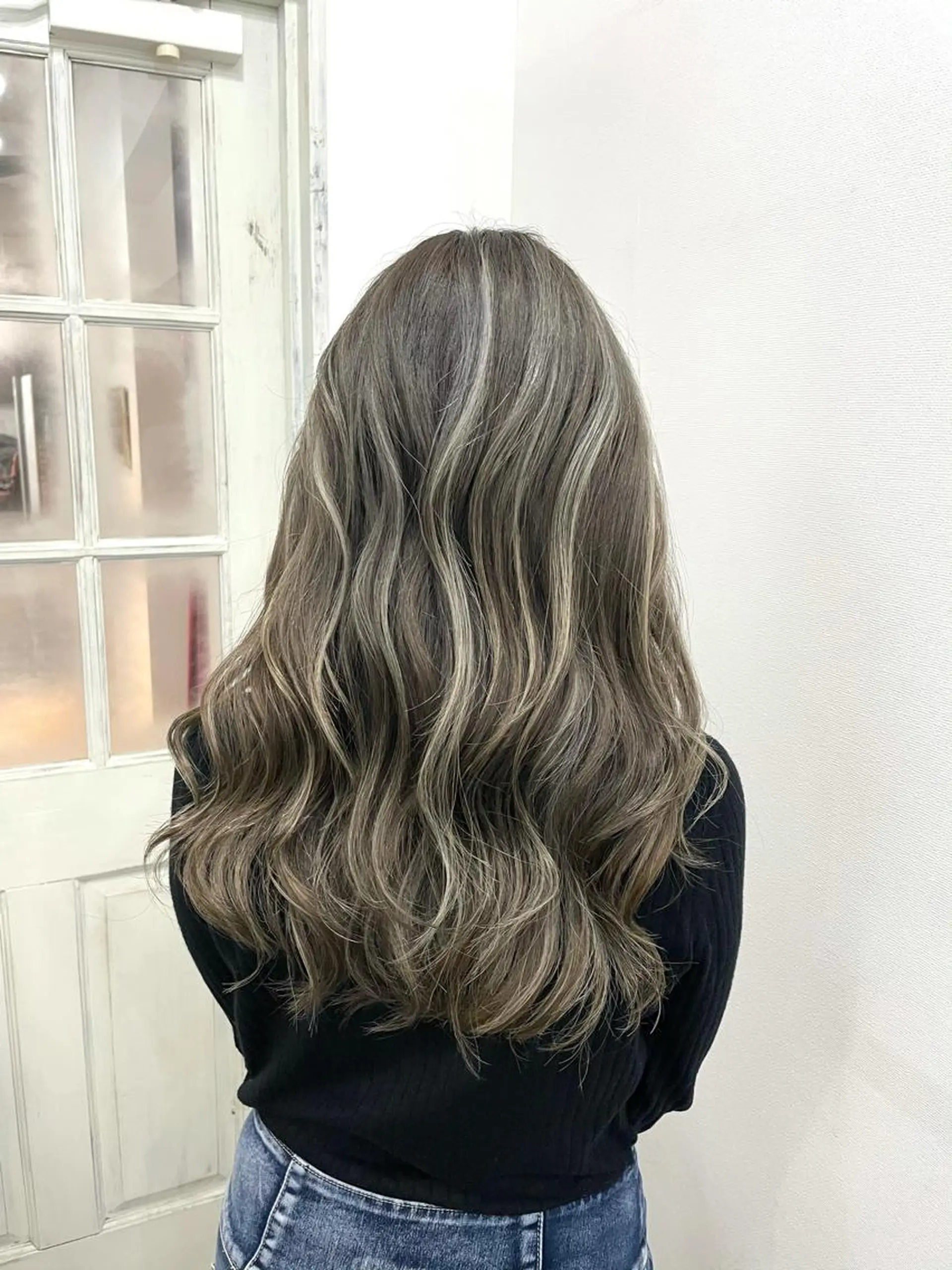 セミロング 白いハイライト🤍 タナカリョウスケのヘアスタイル