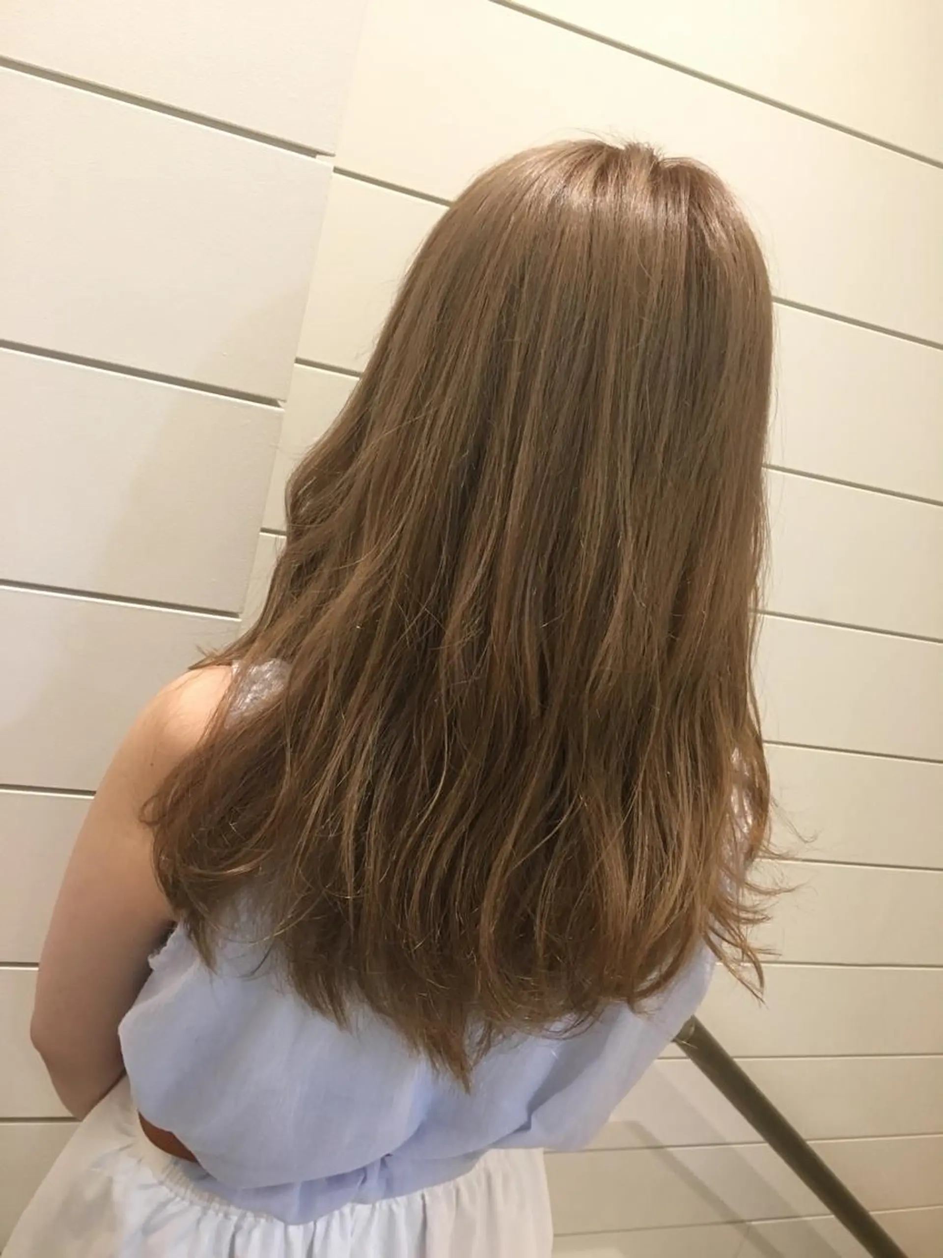 ロング カラー ベージュカラー 鍵山 千秋のヘアスタイル