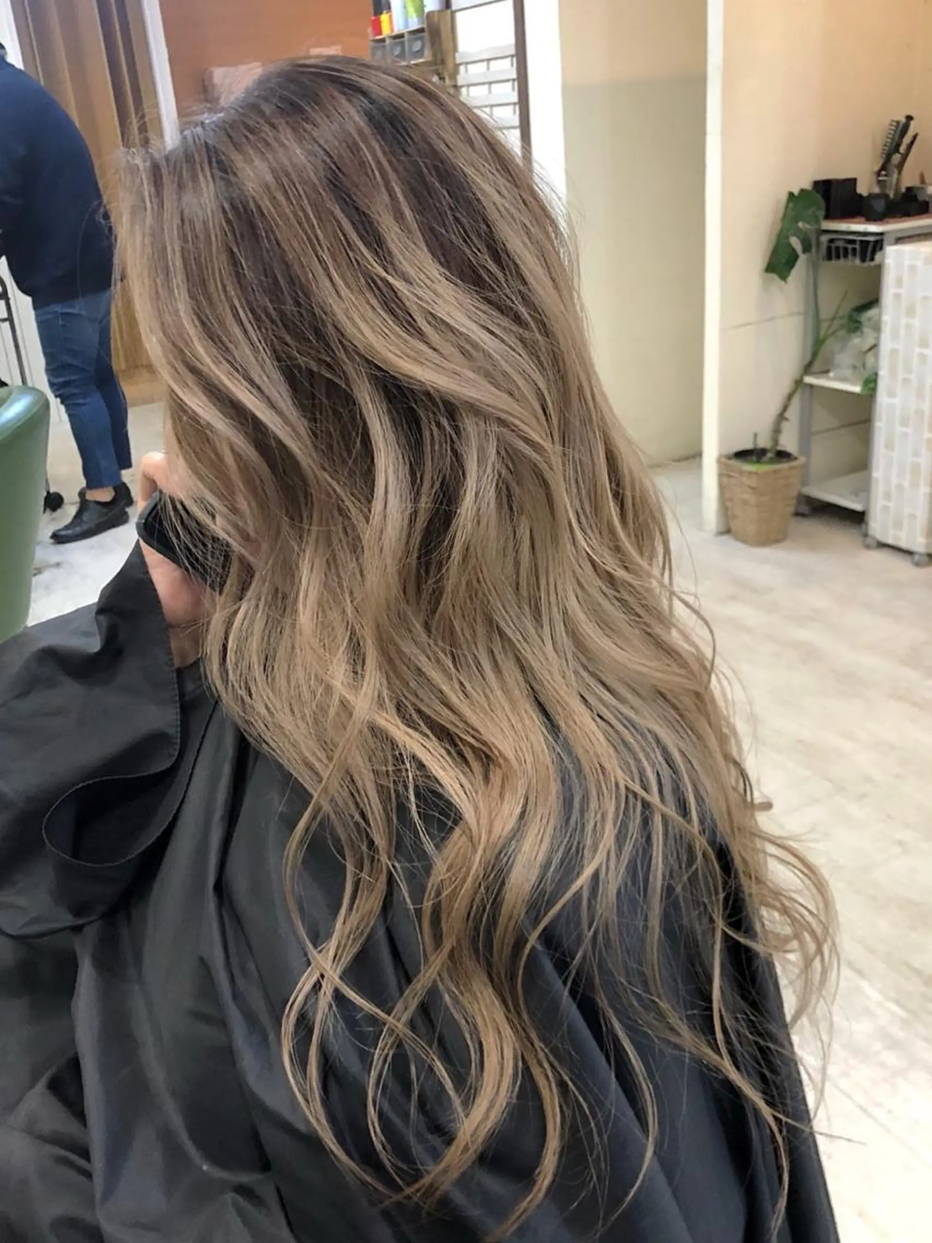 ロング 韓国レイヤー外国人風 透明感カラー髪質改善のヘアスタイル