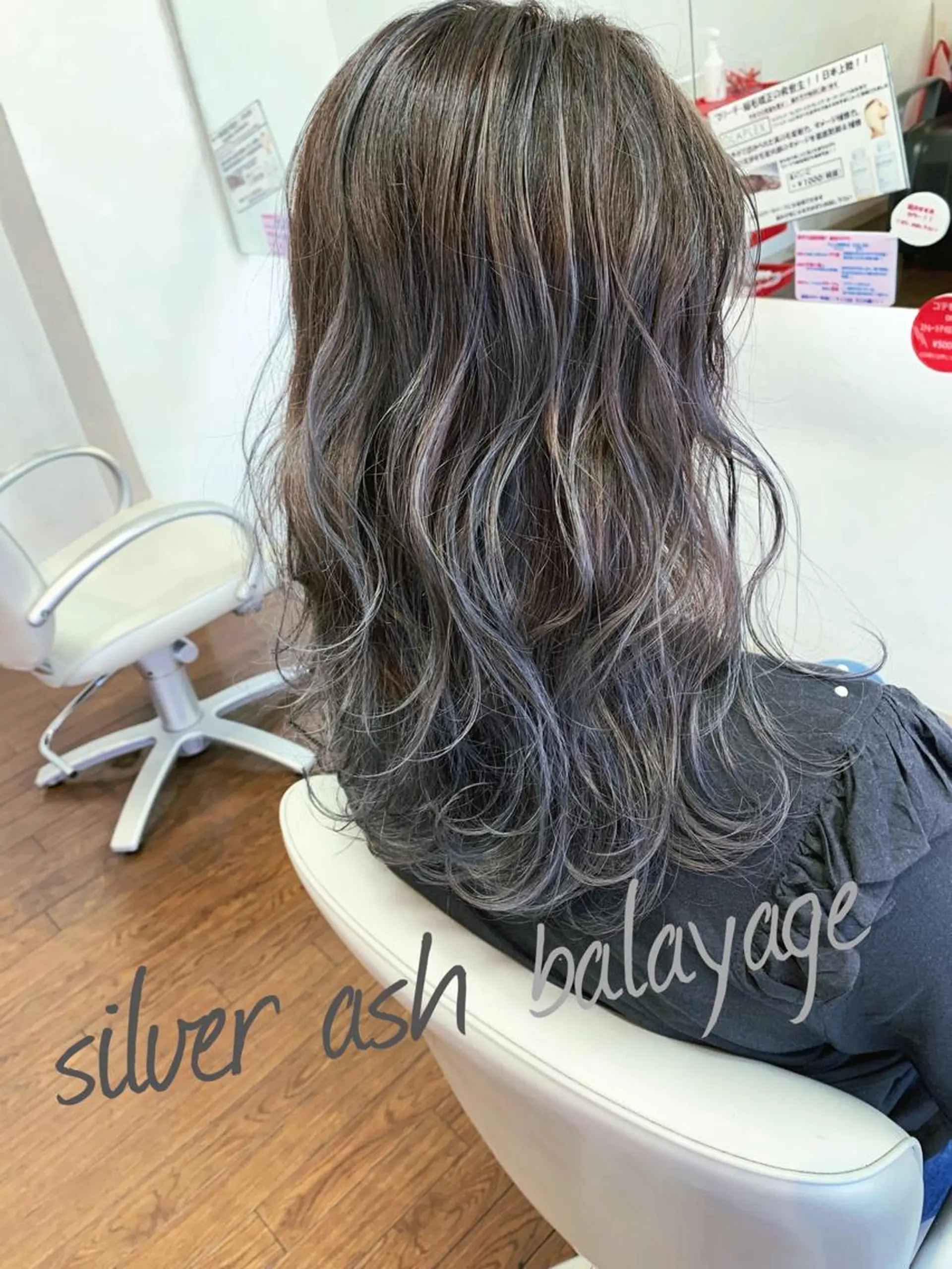 セミロング カラー アッシュ バレイヤージュ シルバー シルバーアッシュ レイヤーカット ヘアカラー GLAD 萩原のヘアスタイル