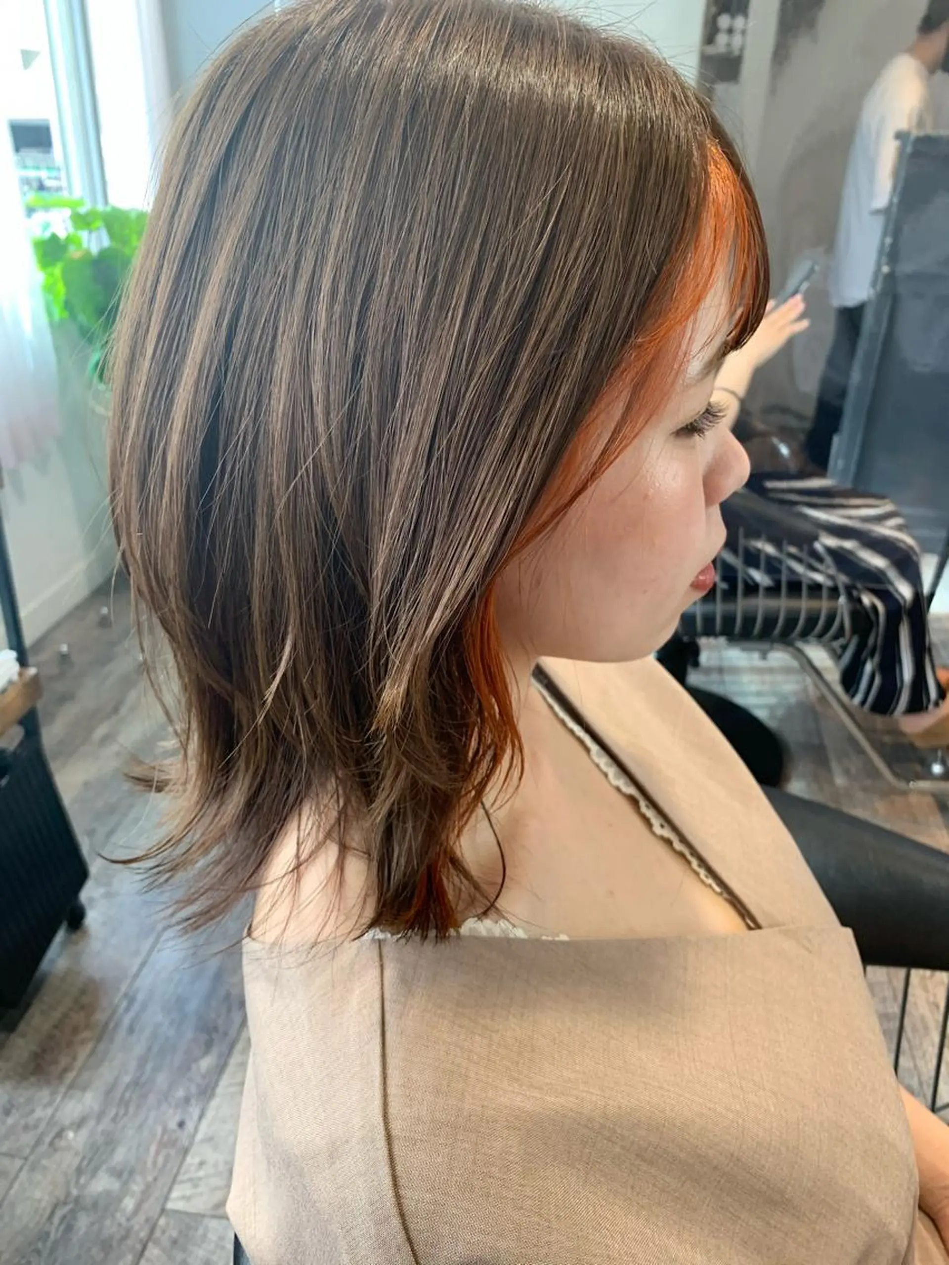 ミディアム カラー パーマ ヘアアレンジ メンズ キッズ ネイル マツエク・マツパ メンズインナーカラー ベージュカラー インナーカラー オレンジ カラーマツエク カット ヘアカラー トリートメント ウルフレイヤーカット /チヒロのヘアスタイル
