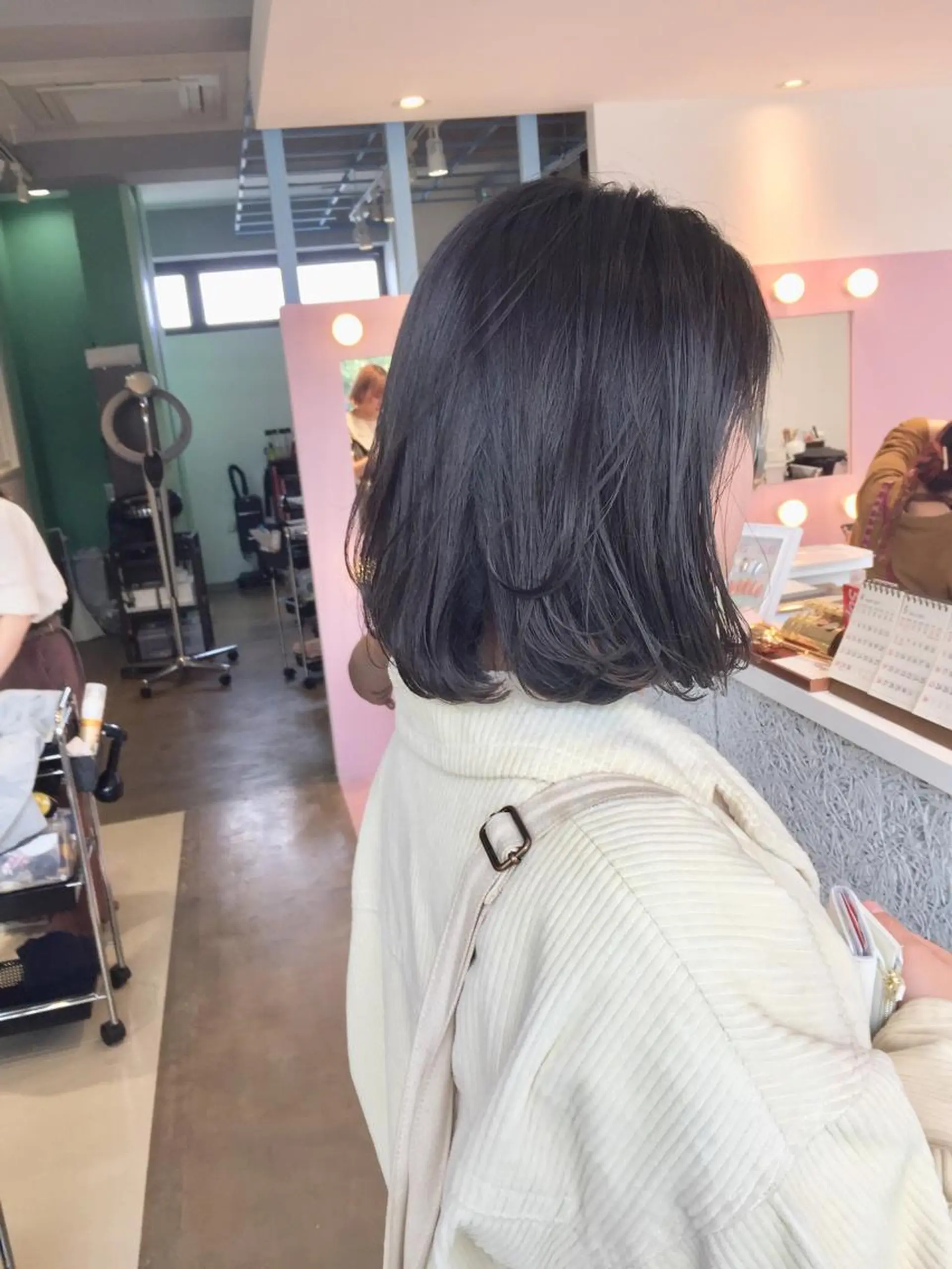 ミディアム 切りっぱなしボブ アッシュ ボブ カット ヘアカラー トリートメント ヘッドスパ 所渉/韓国レイヤー /ウルフカットのヘアスタイル