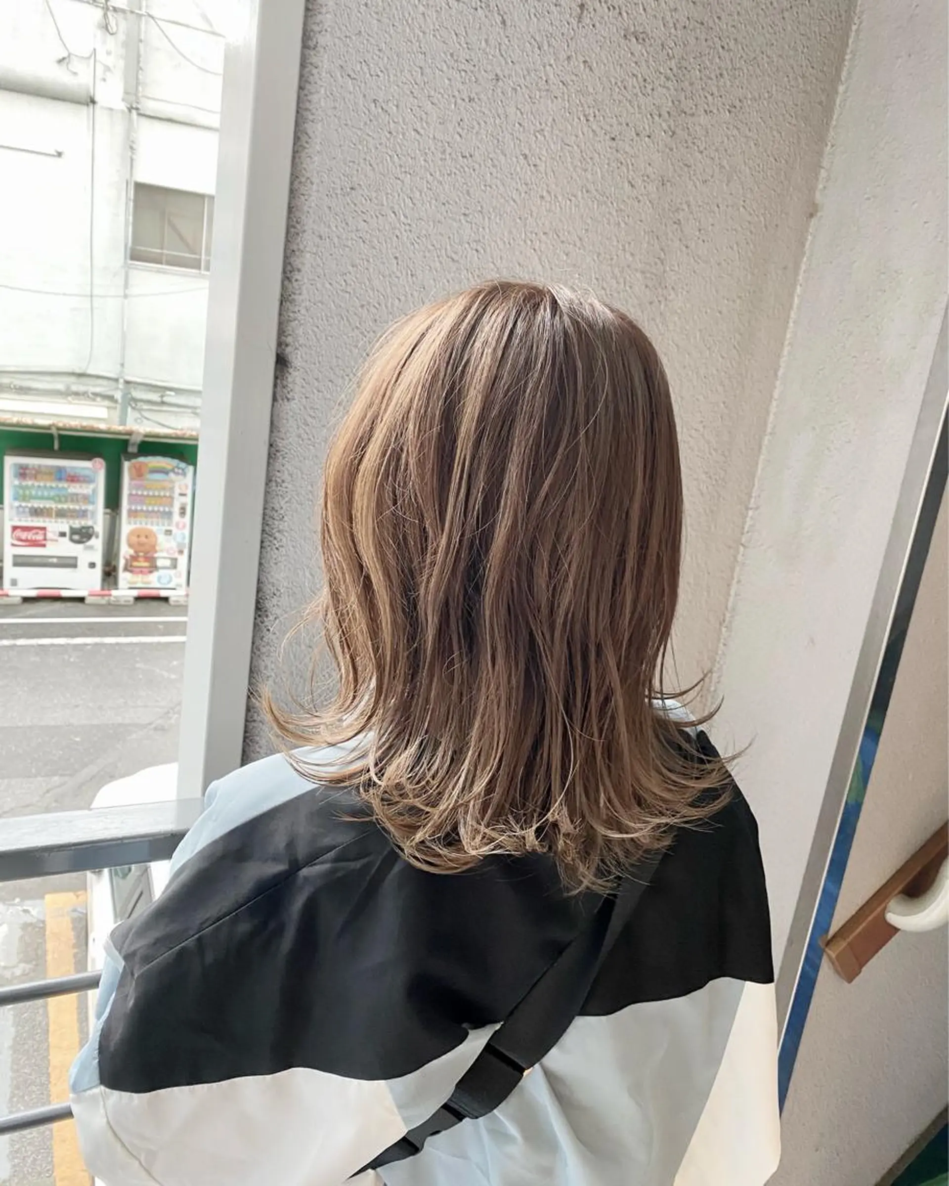 ミディアム カラー ベージュカラー グレージュ 外ハネヘア ヘアカラー トリートメント Kazu .Kのヘアスタイル