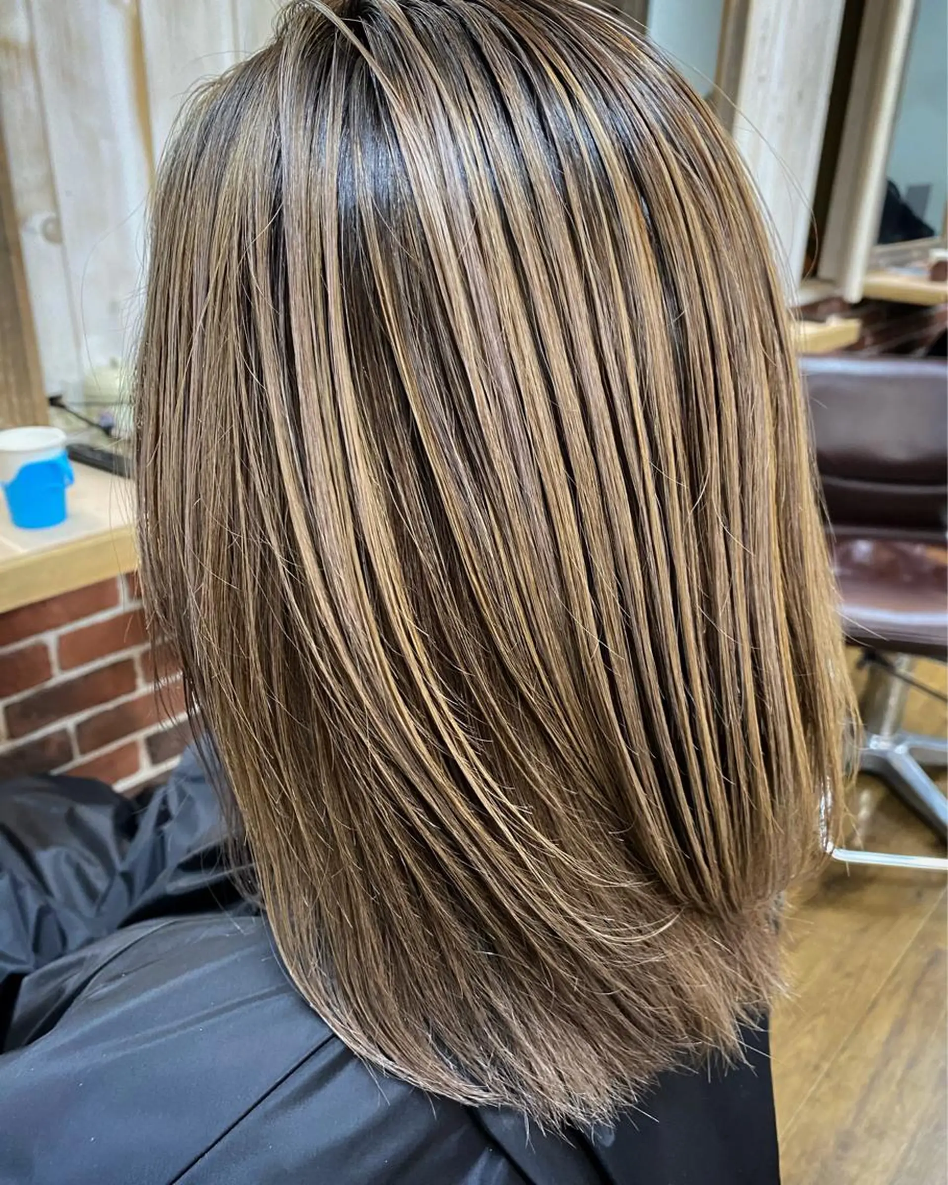 ミディアム アッシュ ハイライト レイヤーカット 大久保寿高✨ なりたい色を叶える✨のヘアスタイル