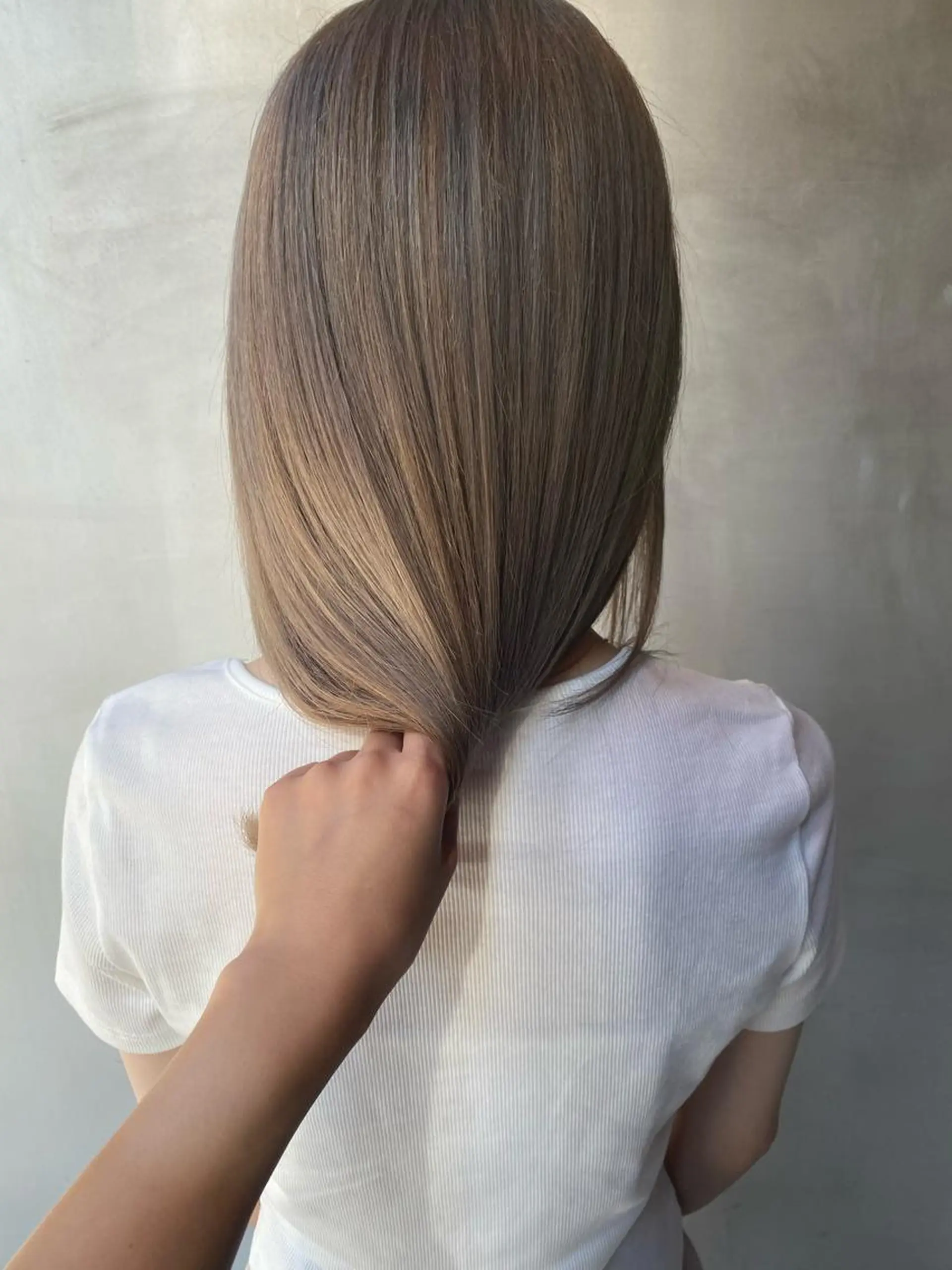 セミロング カラー shiori ﾍﾞｰｼﾞｭｶﾗｰのヘアスタイル