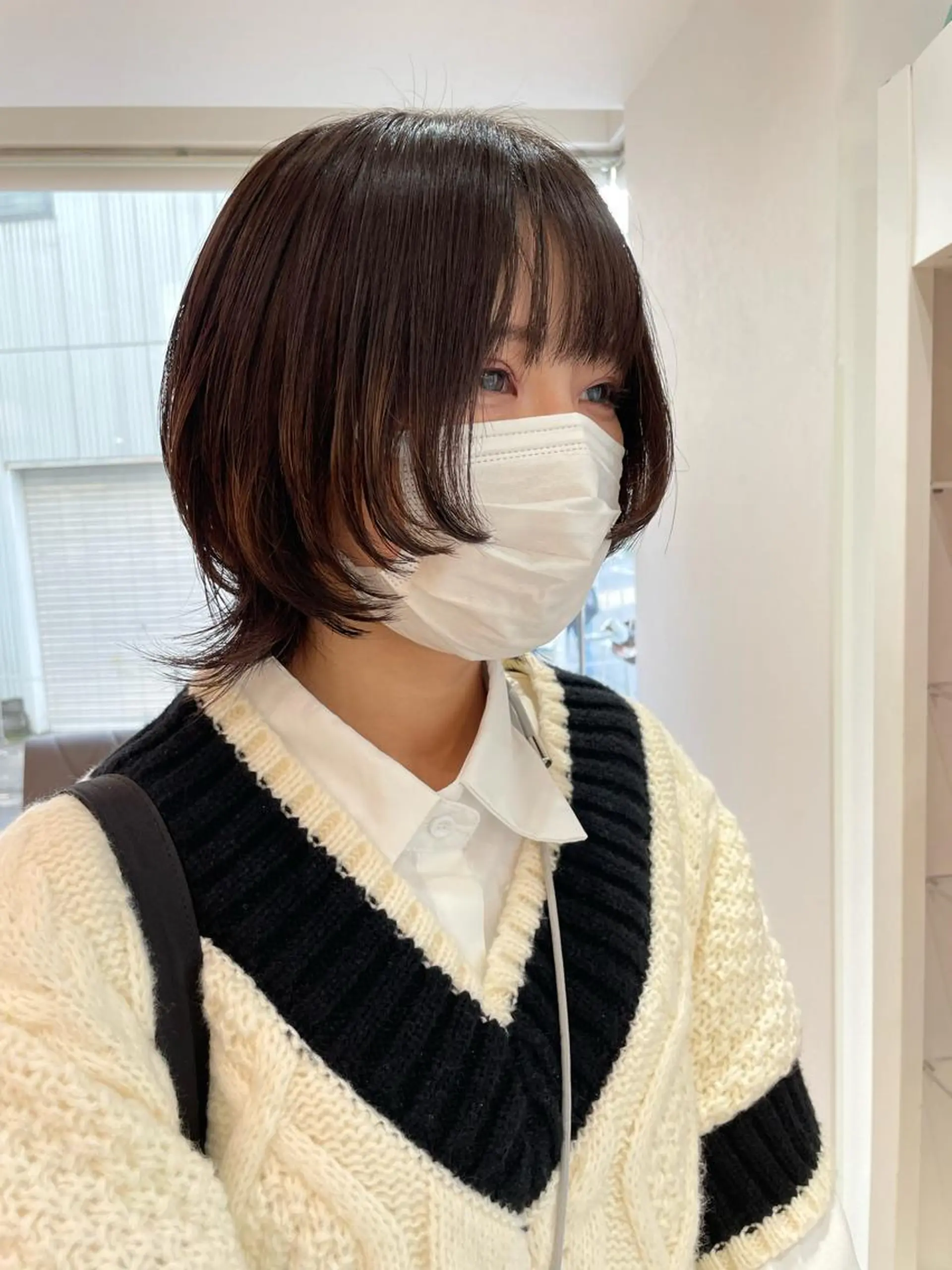 ミディアム カット 渡部凌我 小顔ウルフ ハイトーンカラーのヘアスタイル