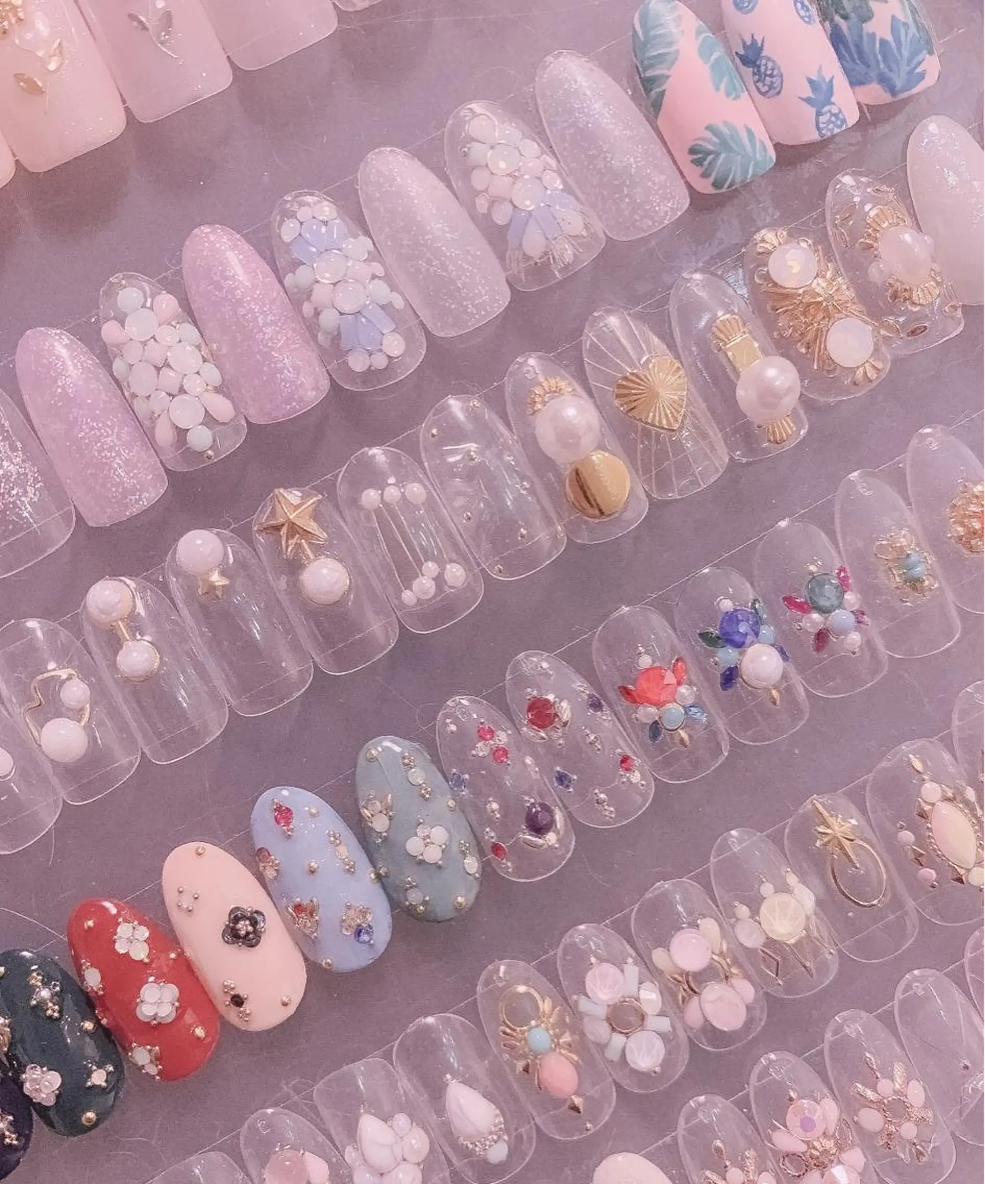 ネイル アートネイル ゴールド ストーンネイル ホワイト mew mew NAIL & EYEのマツエク・マツパデザイン