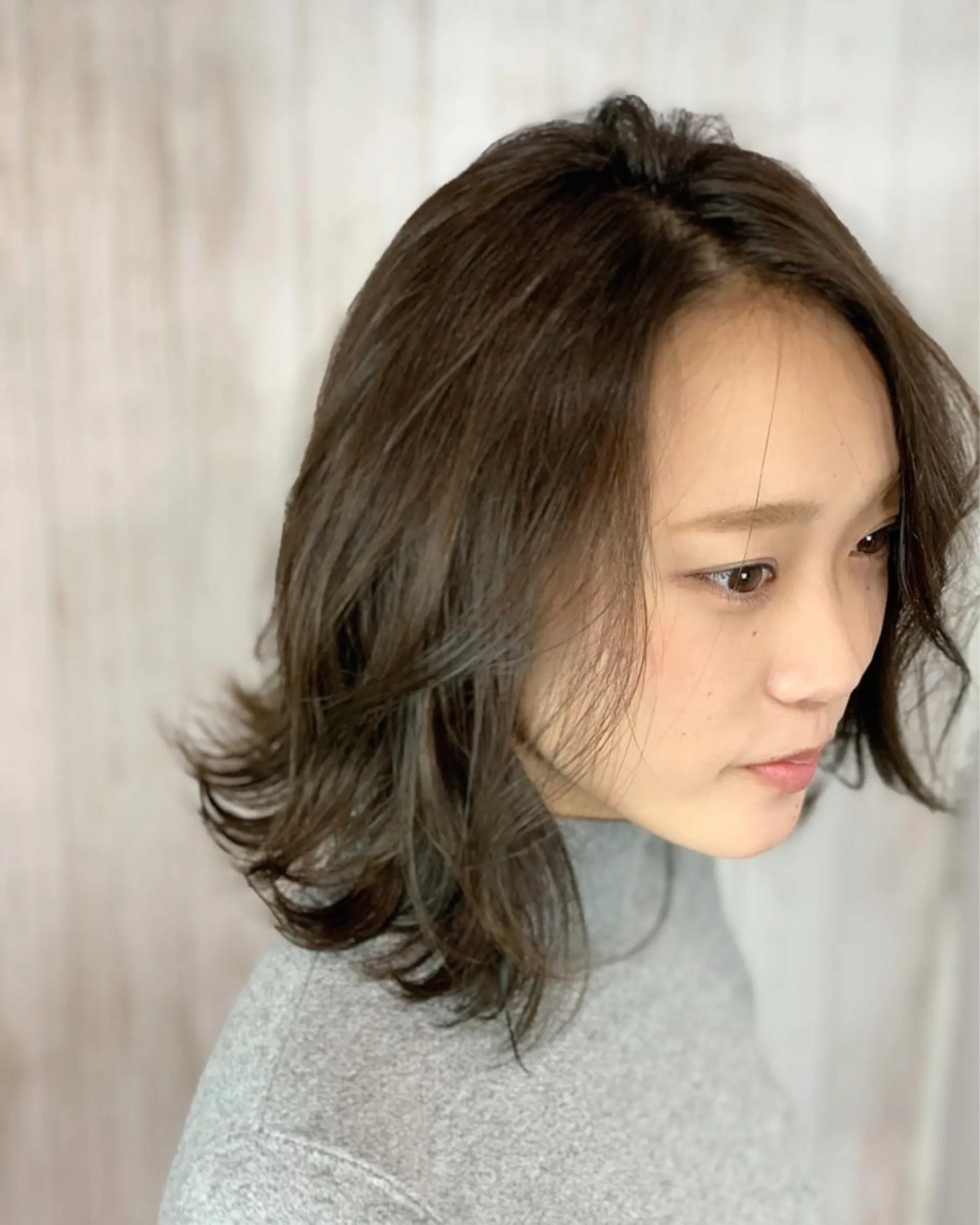 ミディアム 外ハネヘア カット ヘアカラー トリートメント 石沢 知康のヘアスタイル