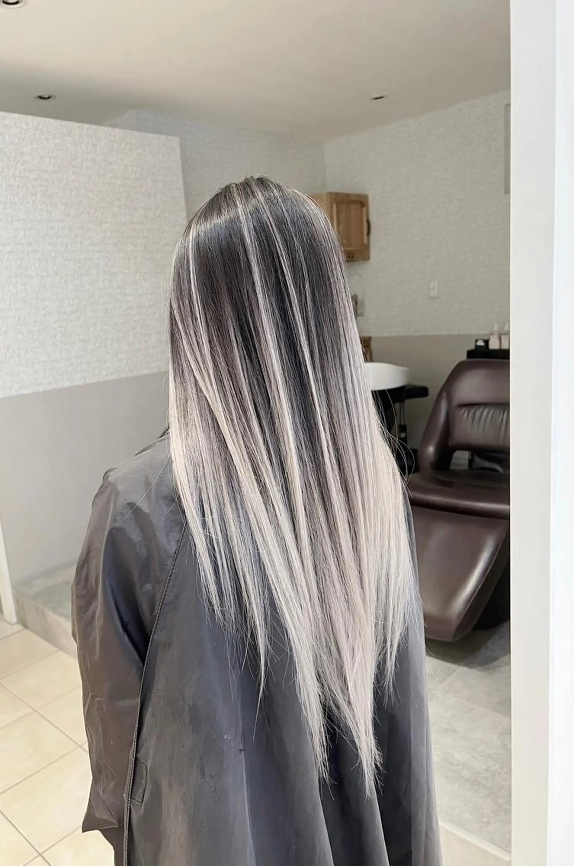 ロング カラー バレイヤージュ シルバー ホワイトシルバー レイヤーカット ヘアカラー トリートメント 指名数No.1 /NAOYAのヘアスタイル