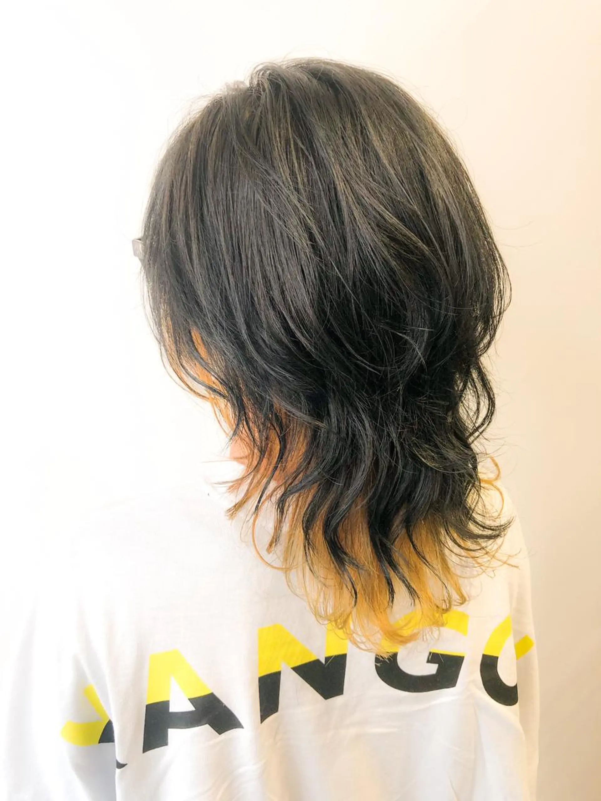 ミディアム イエローカラー ウルフカット 佐藤 結花のヘアスタイル