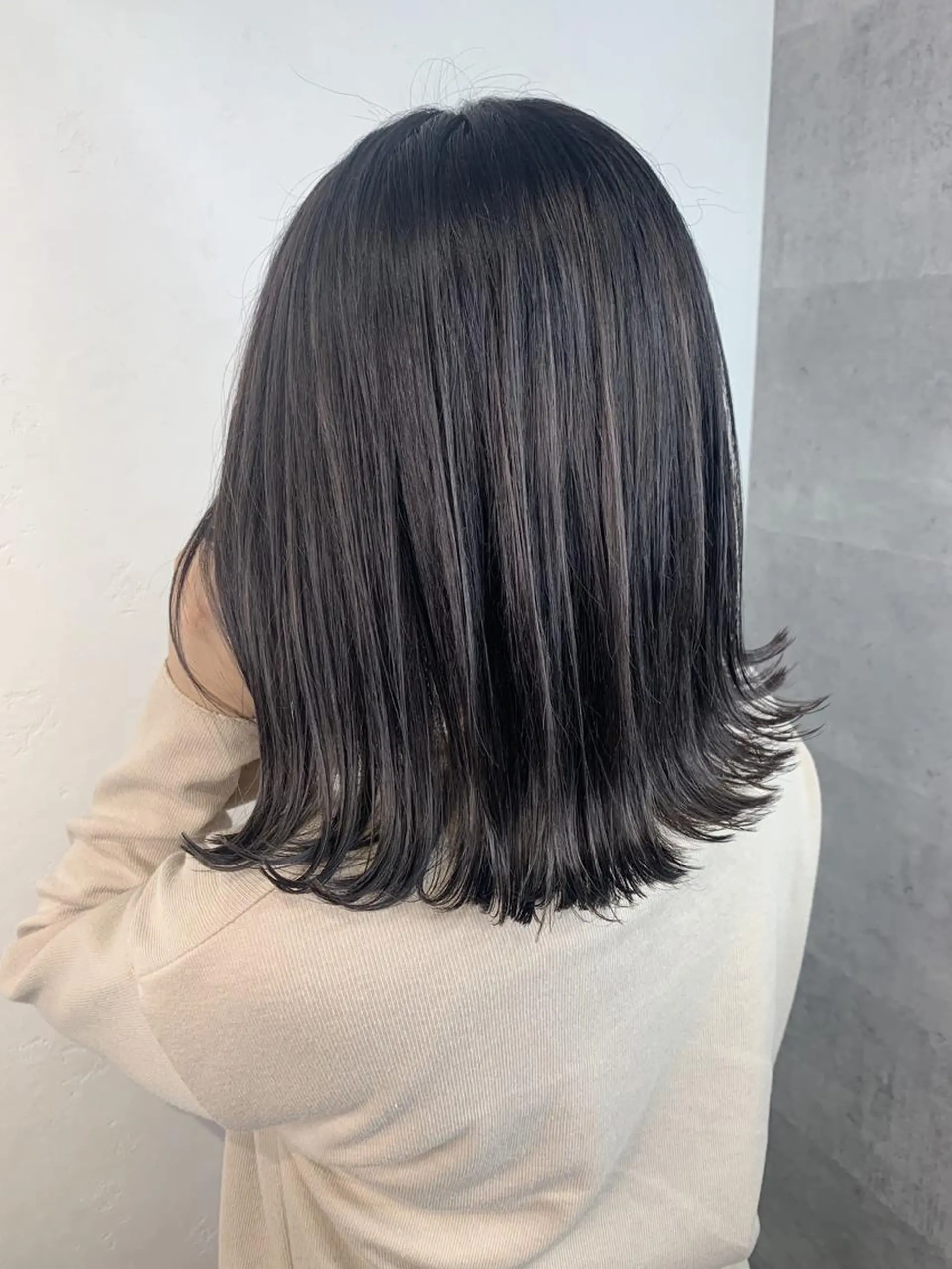 ミディアム カット ヘアカラー ＿WHITE鳳店 アンダーバーホワイトのヘアスタイル