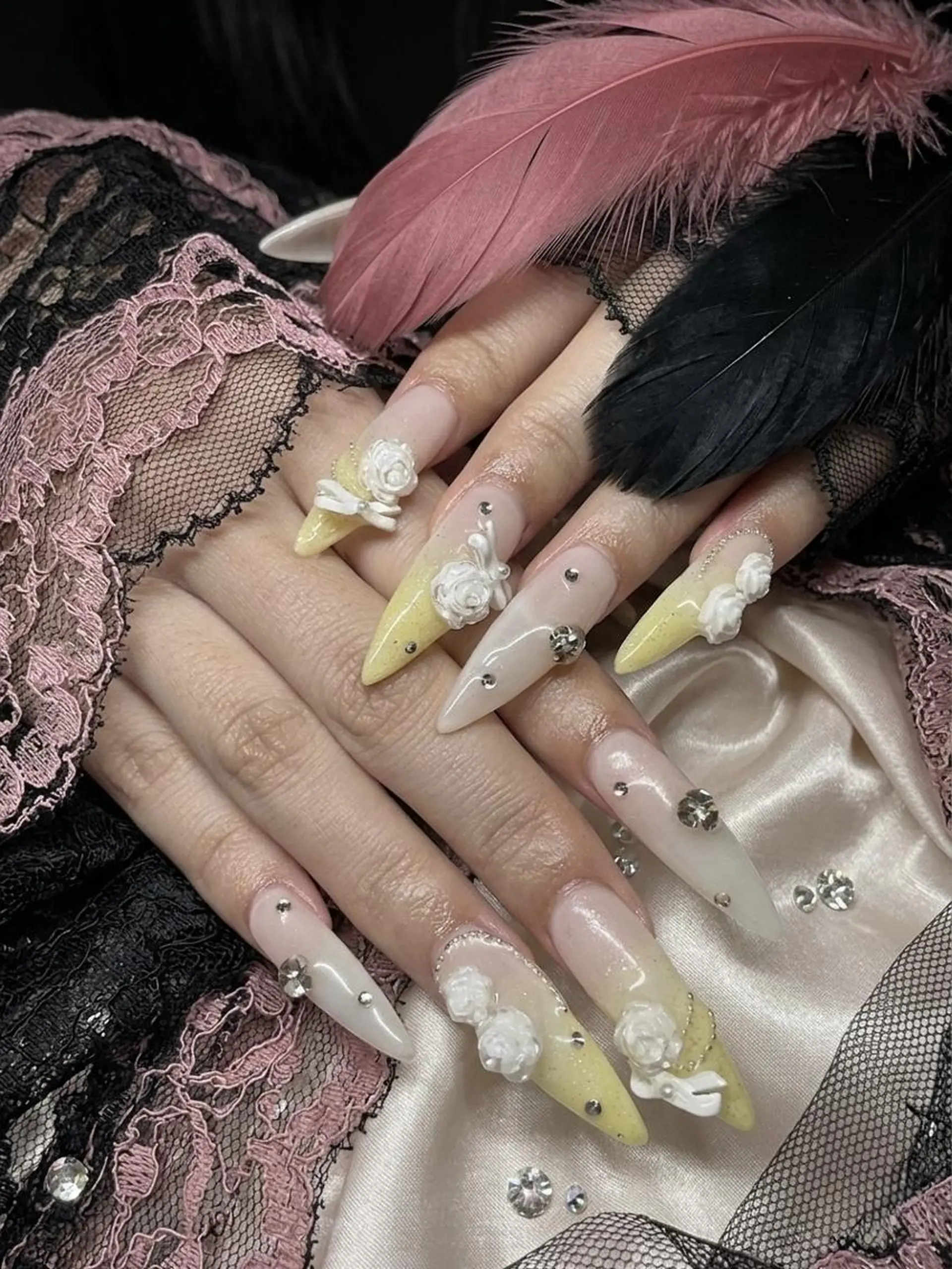 ネイル グラデーション キラキラネイル ロングネイル リボン 春ネイル ハンドネイル UNABOMBA (24時間営業)のネイルデザイン