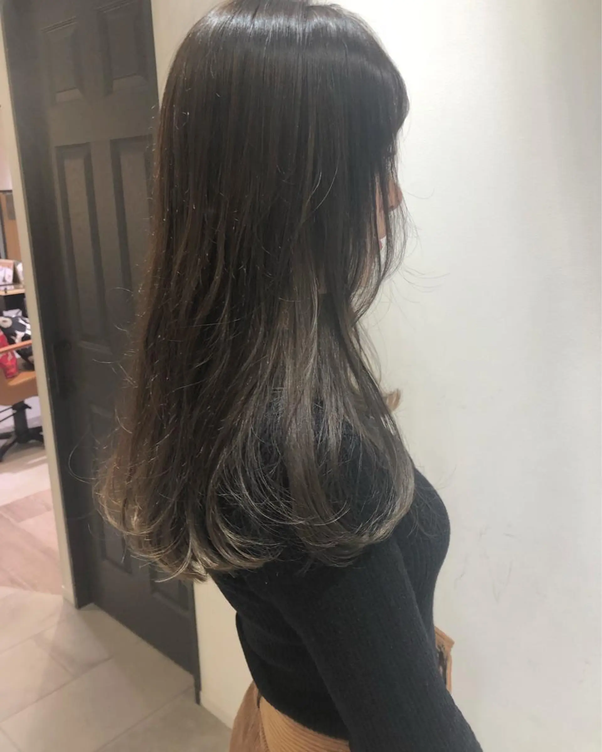 ロング カラー グラデーションカラー グレージュ 江原 彩華のヘアスタイル