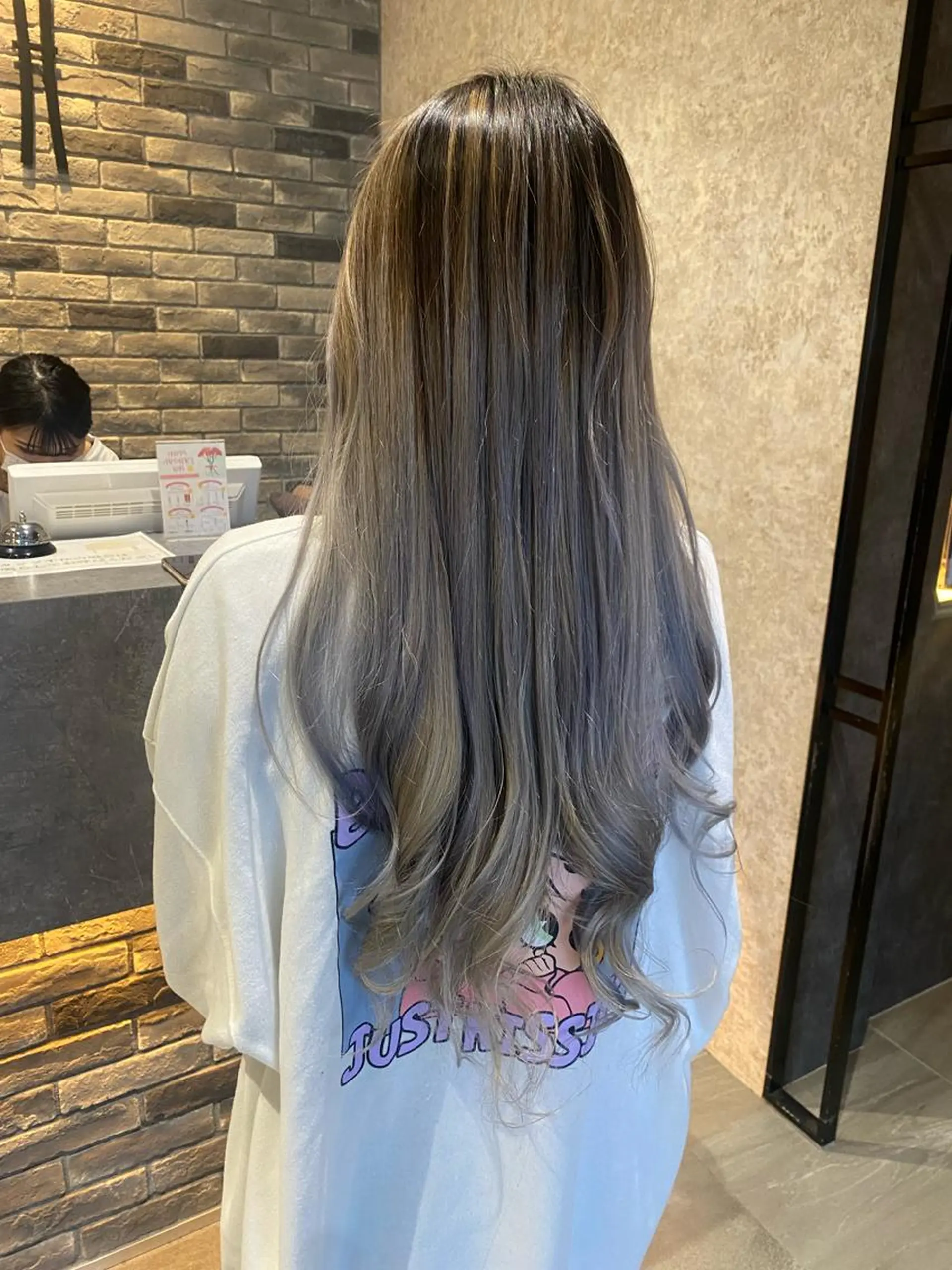ロング カラー ブリーチ グレージュ シルバー シルバーグレージュ ホワイトシルバー ヘアカラー トリートメント earth尾形美穂 🫧髪質改善縮毛🫧のヘアスタイル