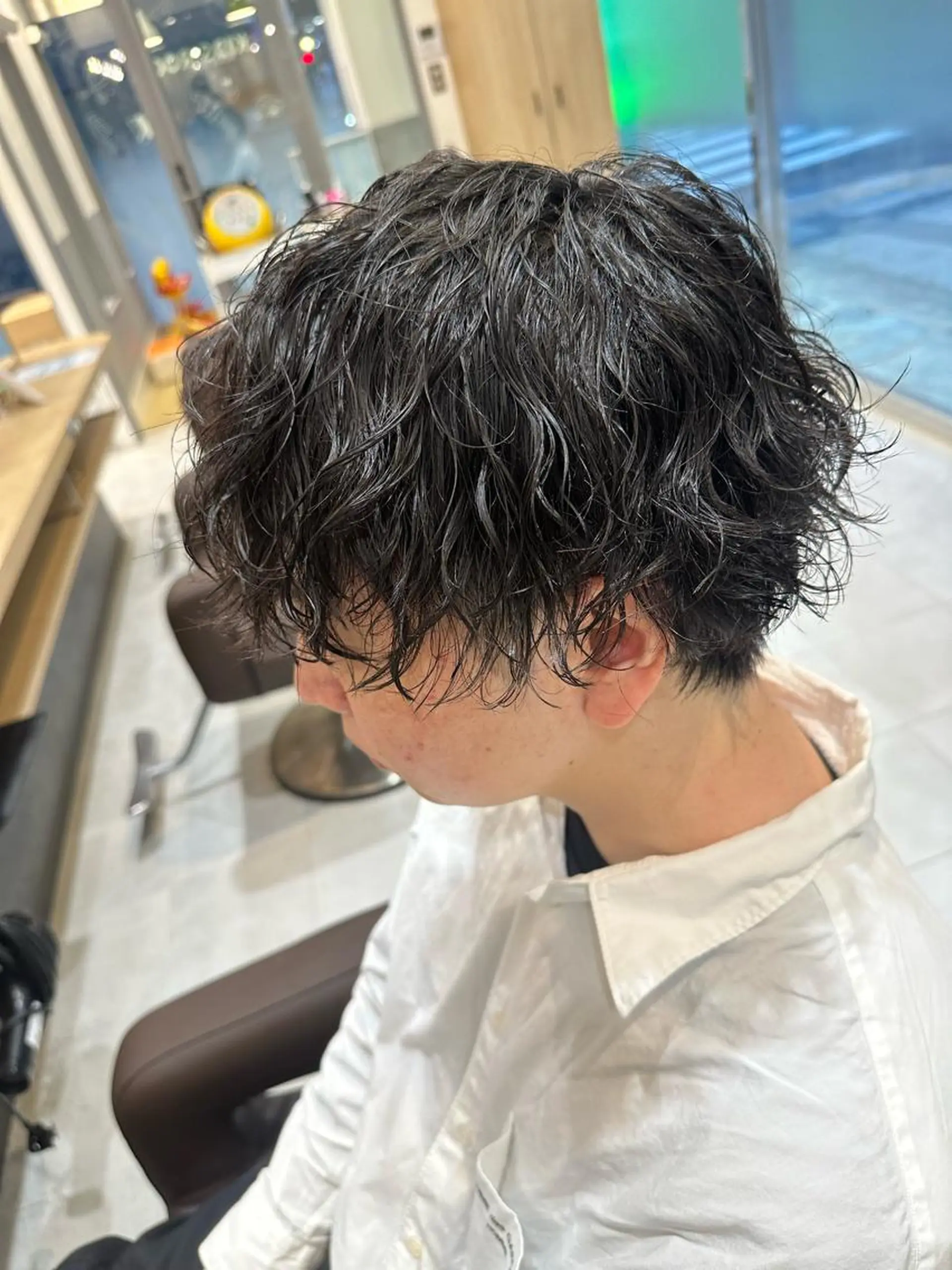 ミディアム パーマ メンズ ミディアムパーマ フェードカット メンズパーマ ツイストスパイラルパーマ 刈り上げ 💈メンズ特化 美容師サキ💈のヘアスタイル