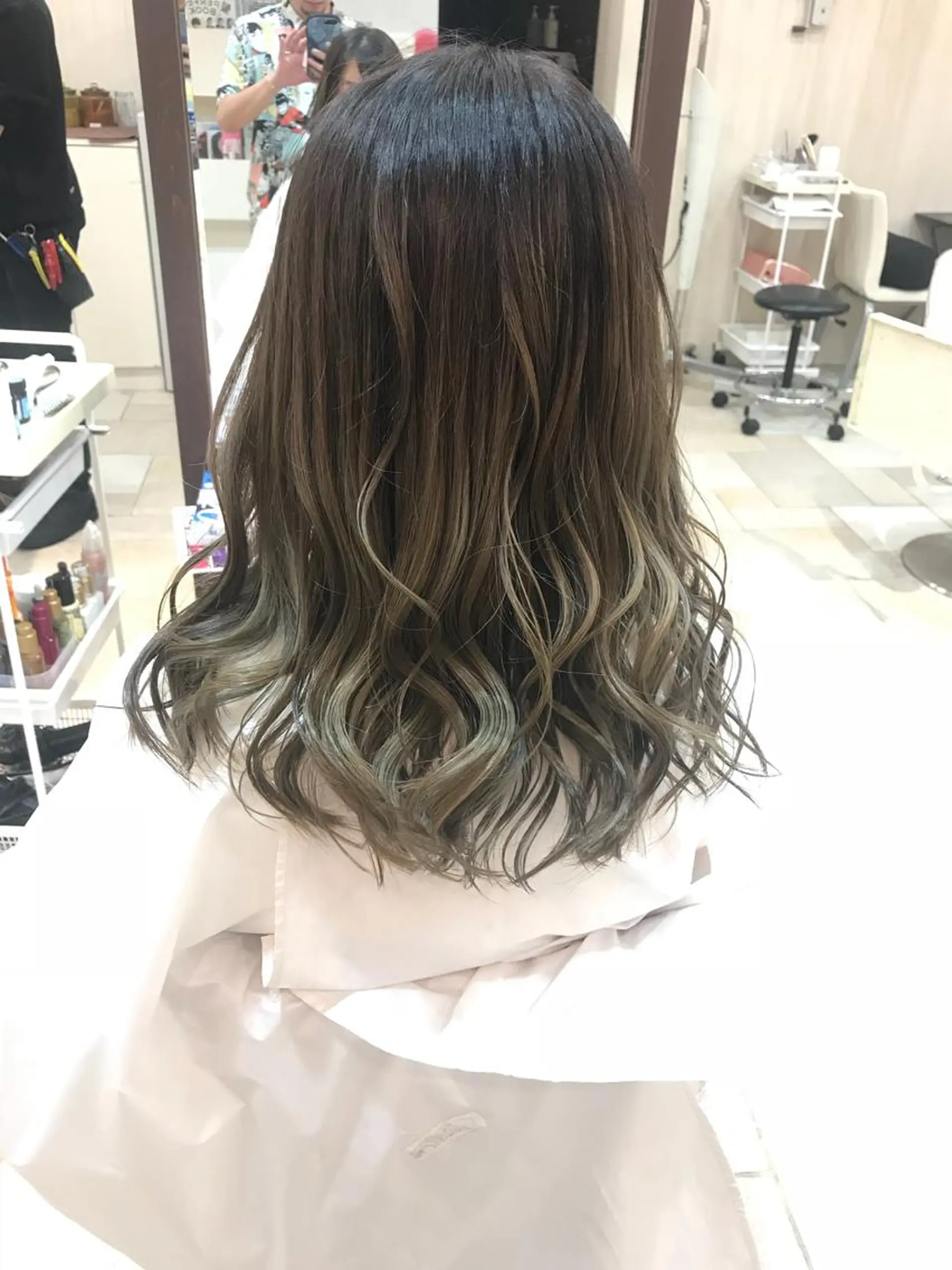 セミロング カラー 島袋 ナオユキのヘアスタイル
