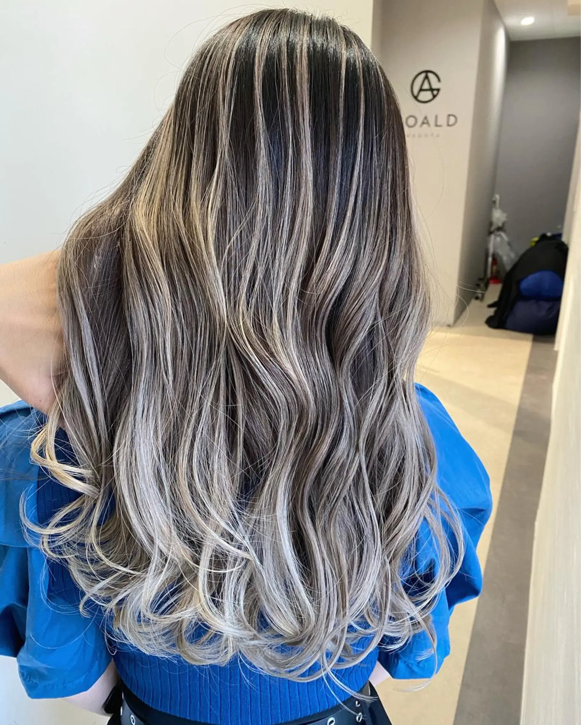 ロング カラー バレイヤージュ レイヤーカット カット ヘアカラー ✨ブリーチ無し 透明感HIDEのヘアスタイル