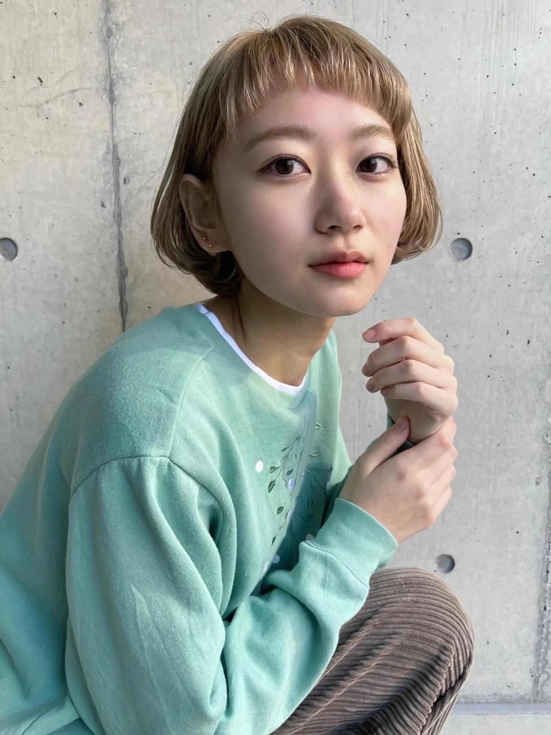 ショート カラー ベージュカラー ブリーチ ミルクティーベージュ ボブ 伸ばしかけ 大西 真人🪴のヘアスタイル
