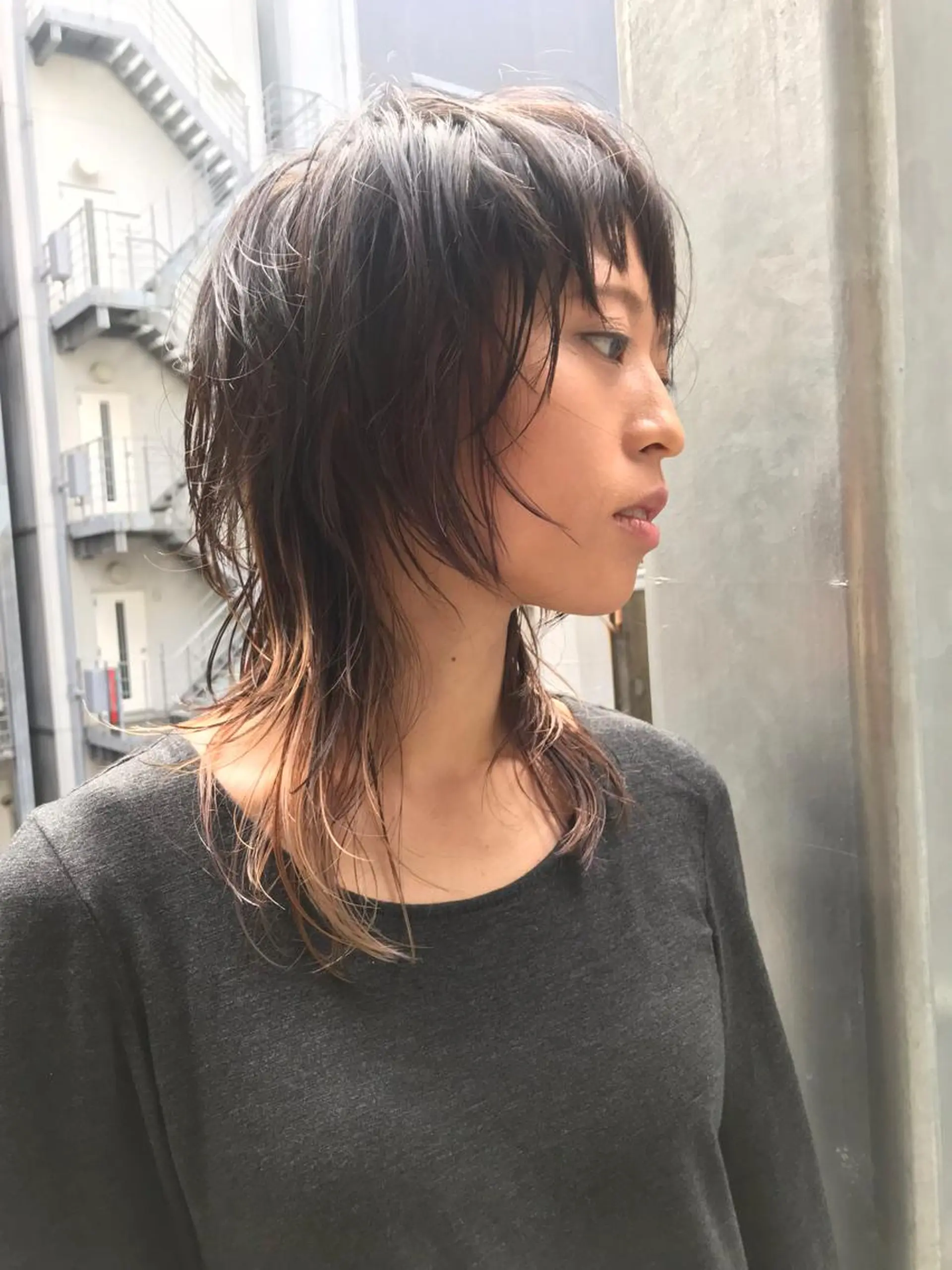 セミロング ハイレイヤー ハイライト レイヤーカット 江崎 わか子のヘアスタイル