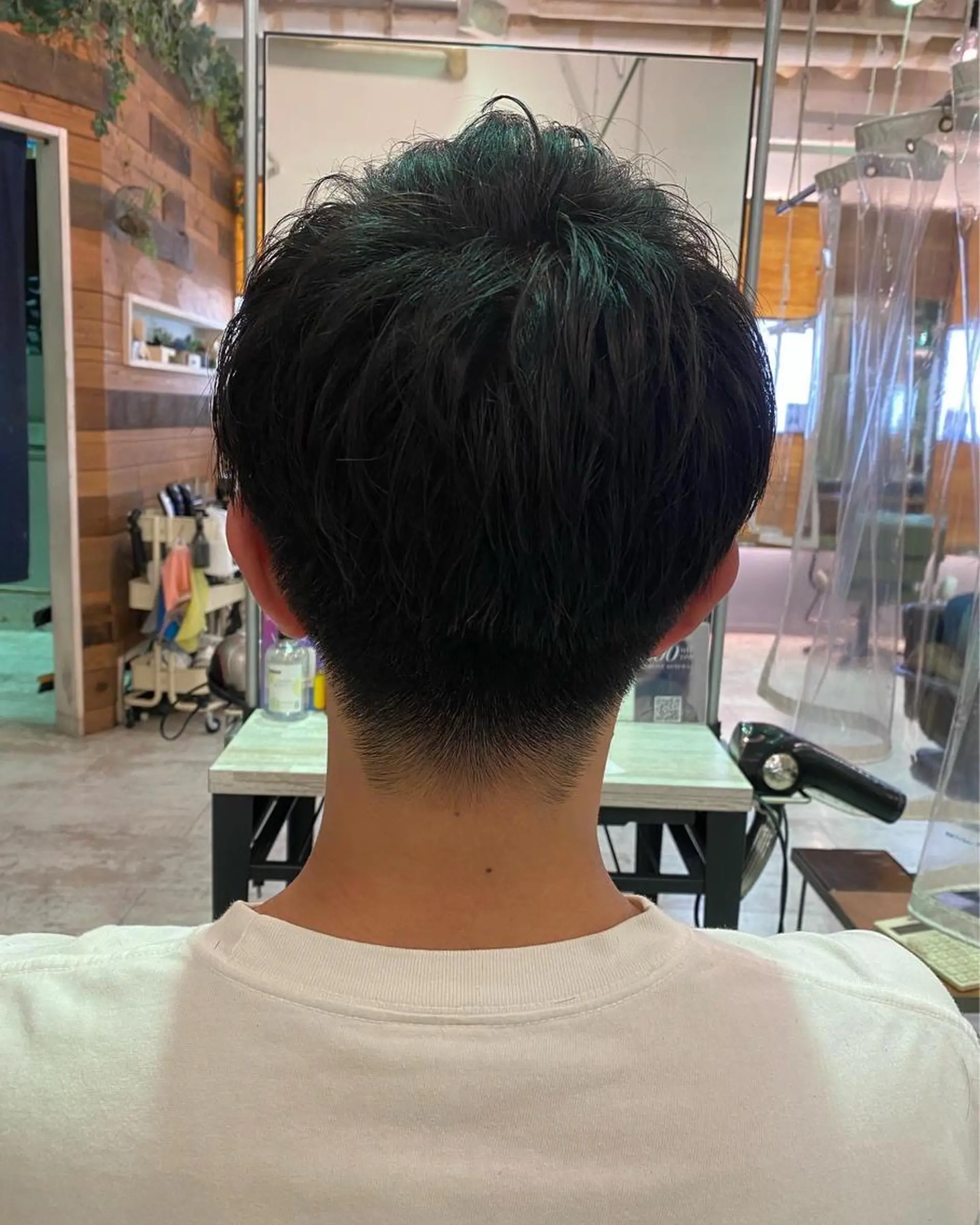 ショート メンズ アップバング 刈り上げ 佐々木 雪菜のヘアスタイル