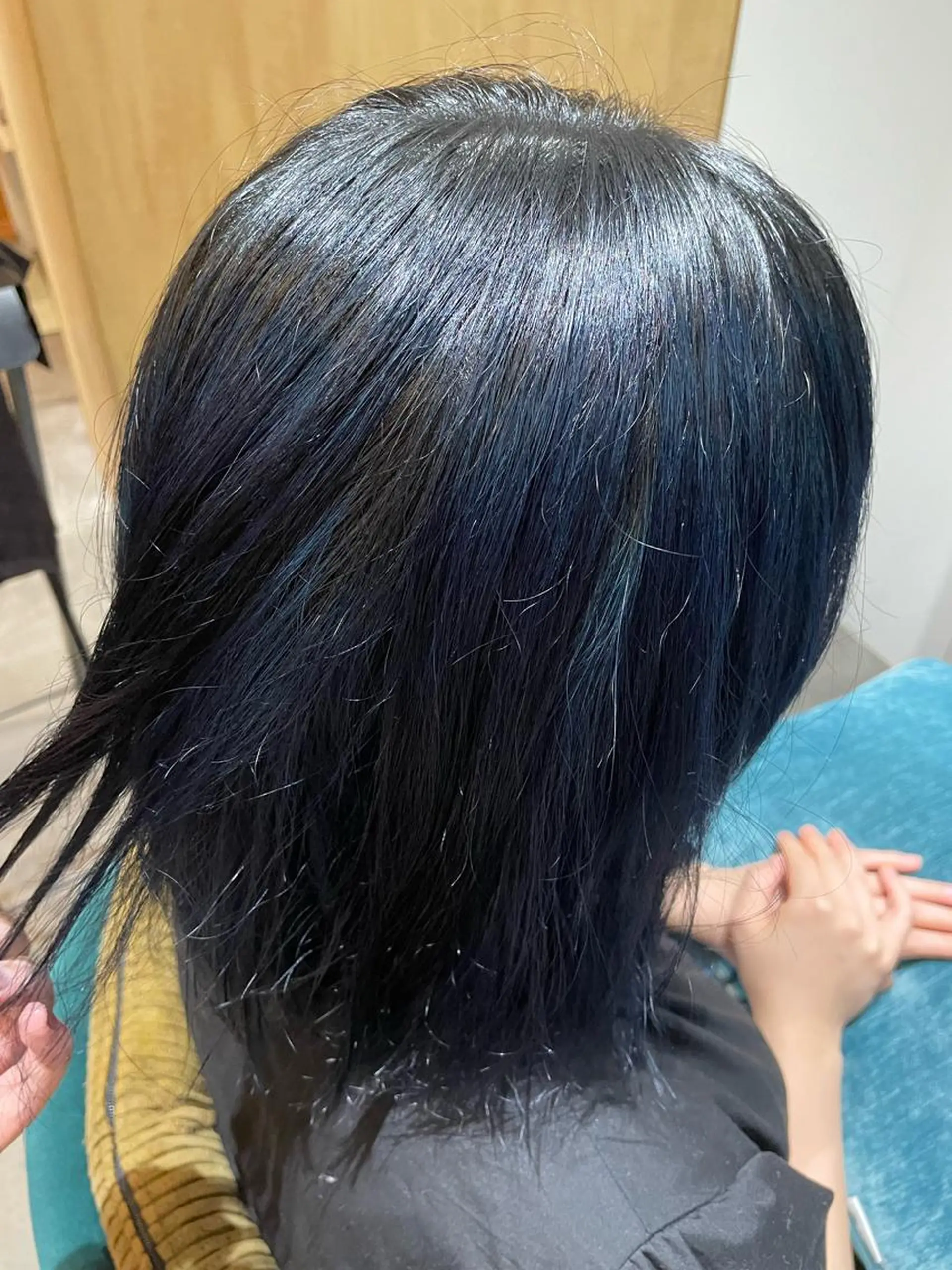 ミディアム カラー 黒髪 ブルーカラー ブルーブラック くびれミディアム/似 合わせ/鎌倉/edAのヘアスタイル