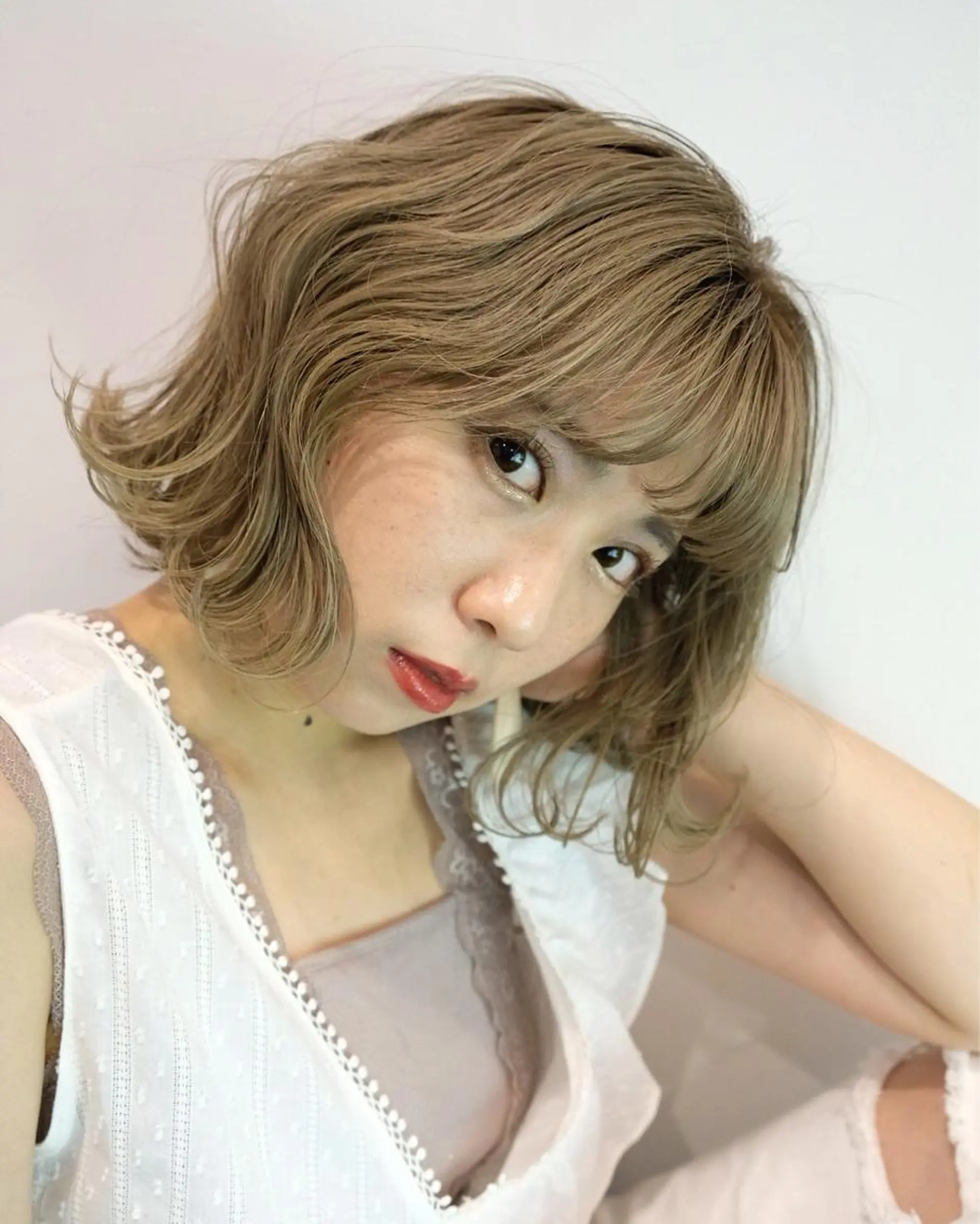 ミディアム カラー パーマ ハイトーンカラー カット ヘアカラー トリートメント 村本 千優のヘアスタイル