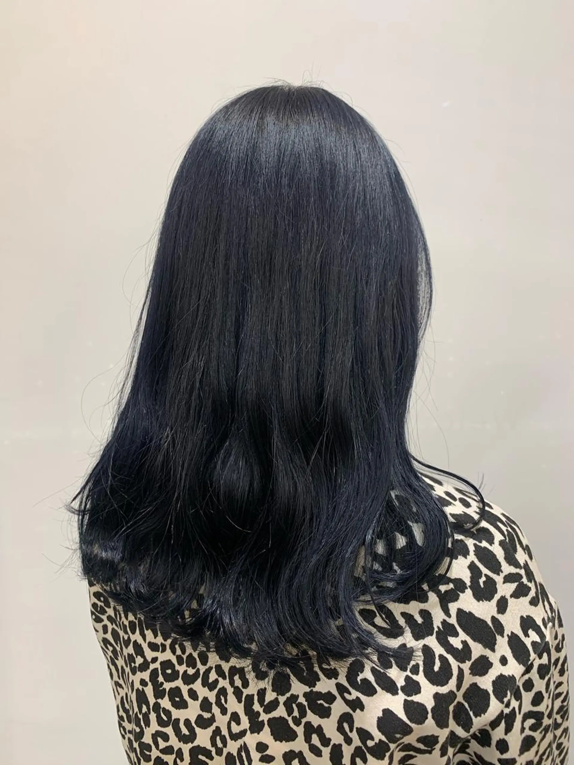 ミディアム カラー 黒髪 ブルーカラー ブルーブラック om's poka 伊藤百花のヘアスタイル
