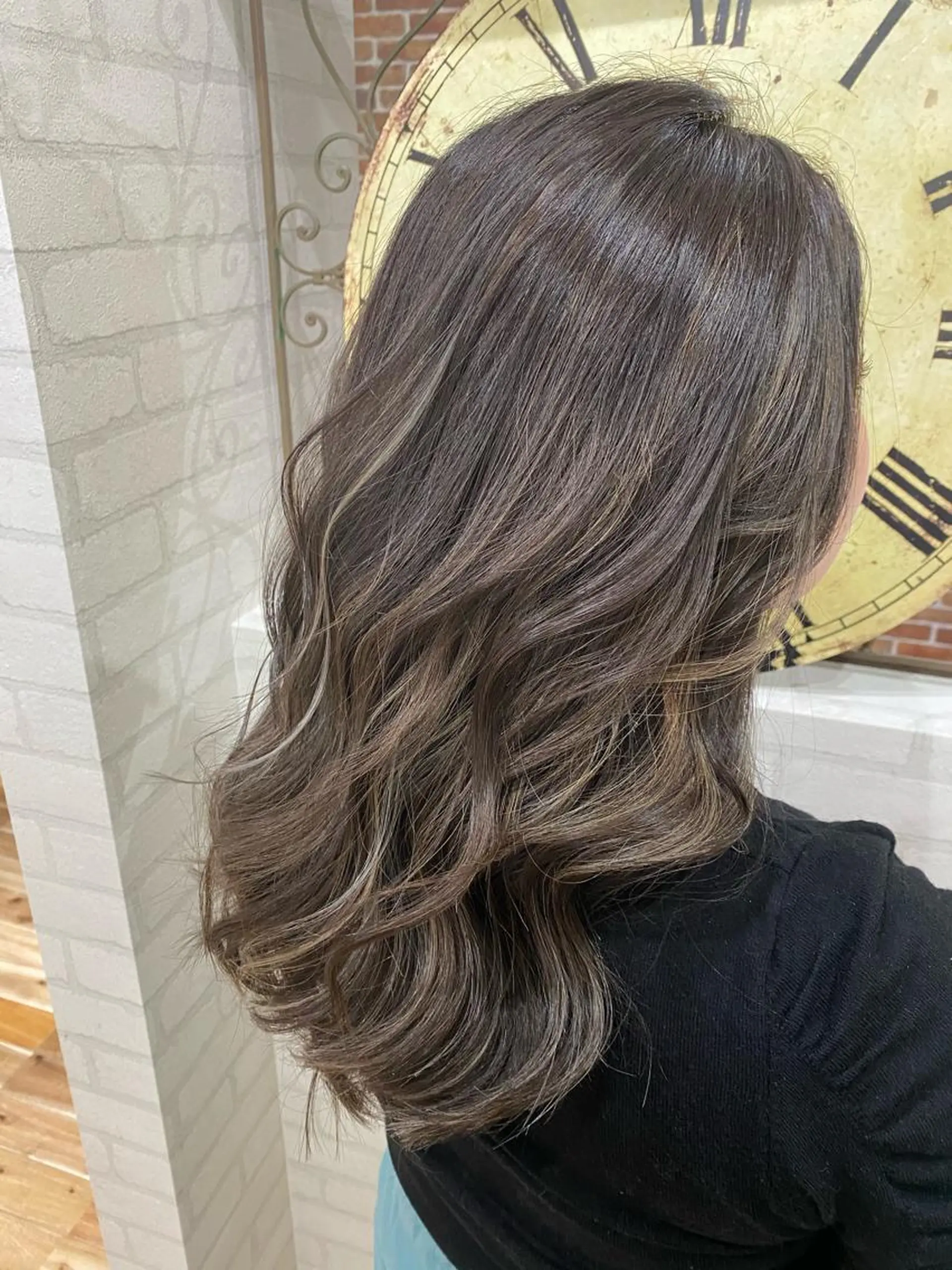 ロング ハイライト カット ヘアカラー 岩尾 凪のヘアスタイル