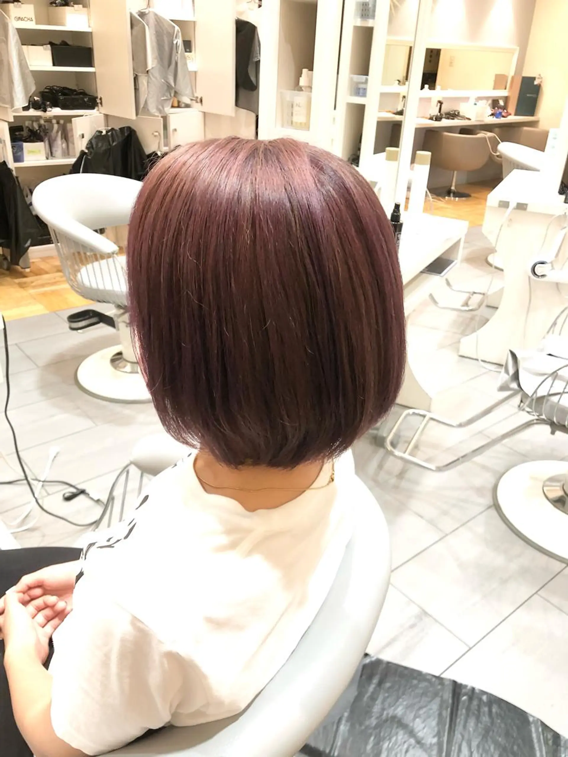 ショート パープルカラー コテ巻きパーマ 阪上 沙織のヘアスタイル
