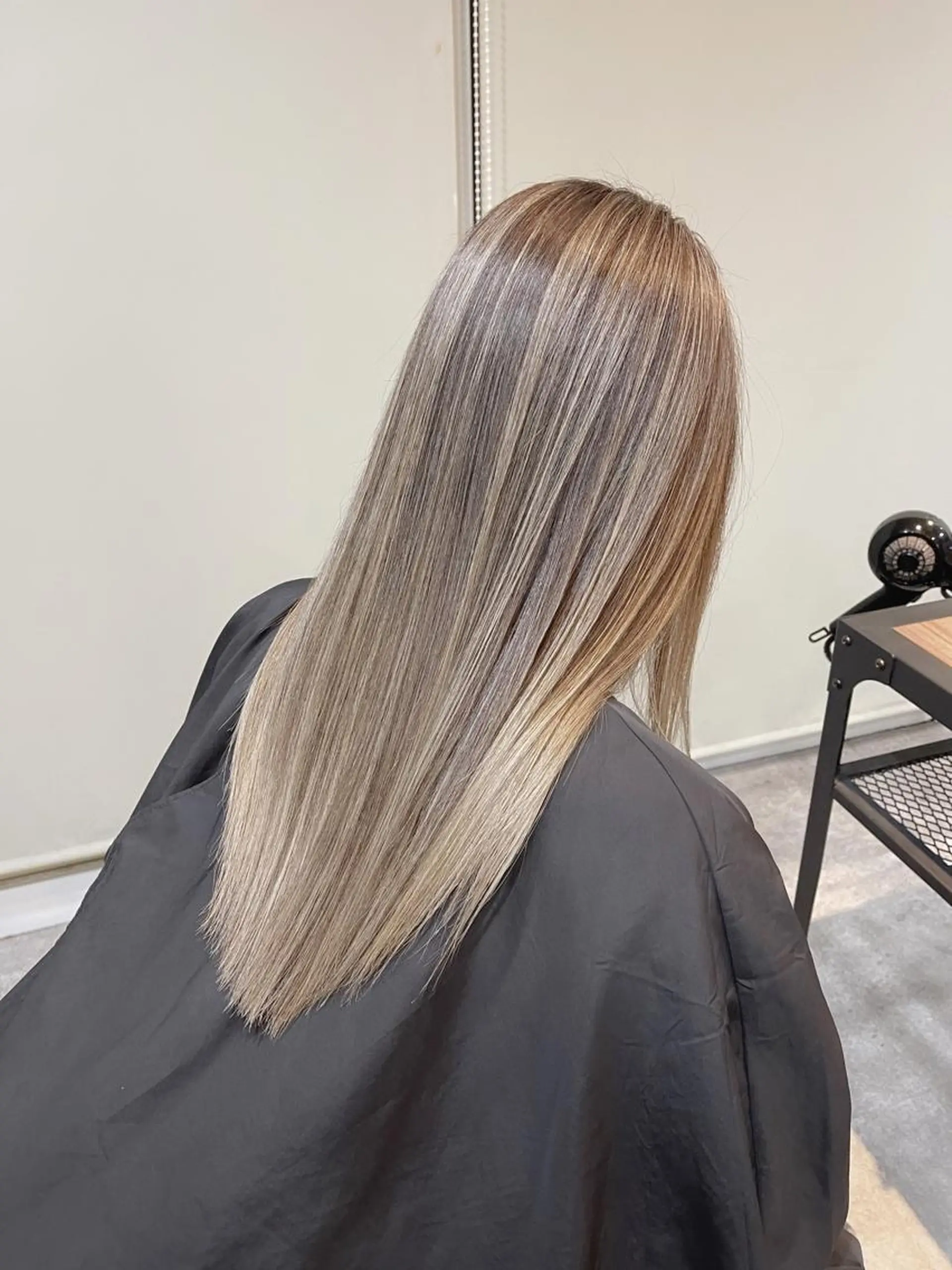 ロング カラー バレイヤージュ ベージュカラー ブリーチ ミルクティーベージュ レイヤーカット カット ヘアカラー 阪田 素規のヘアスタイル