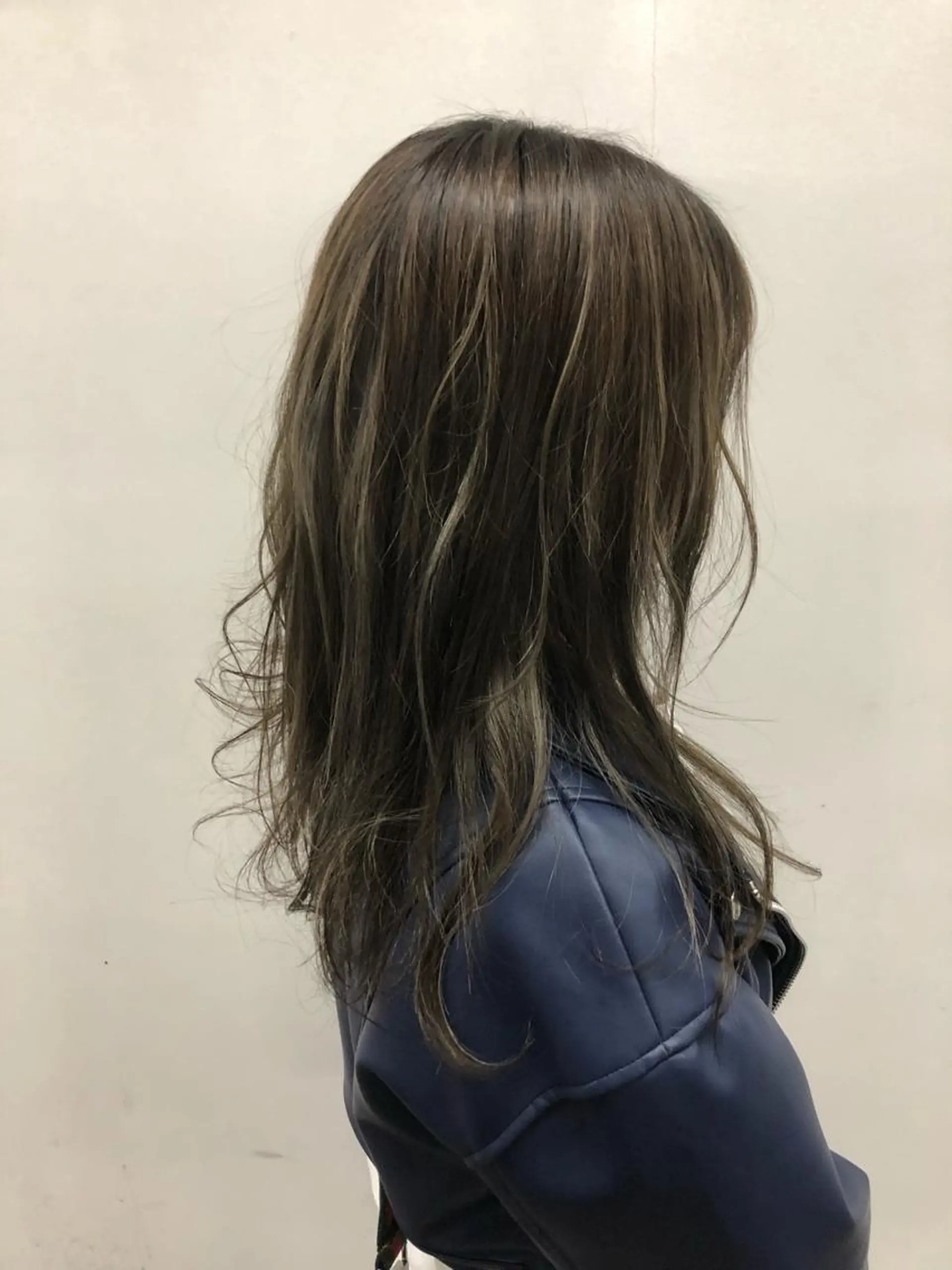 セミロング カラー ブリーチ グレージュ ハイライトカラー ハイライト 東條 克義のヘアスタイル