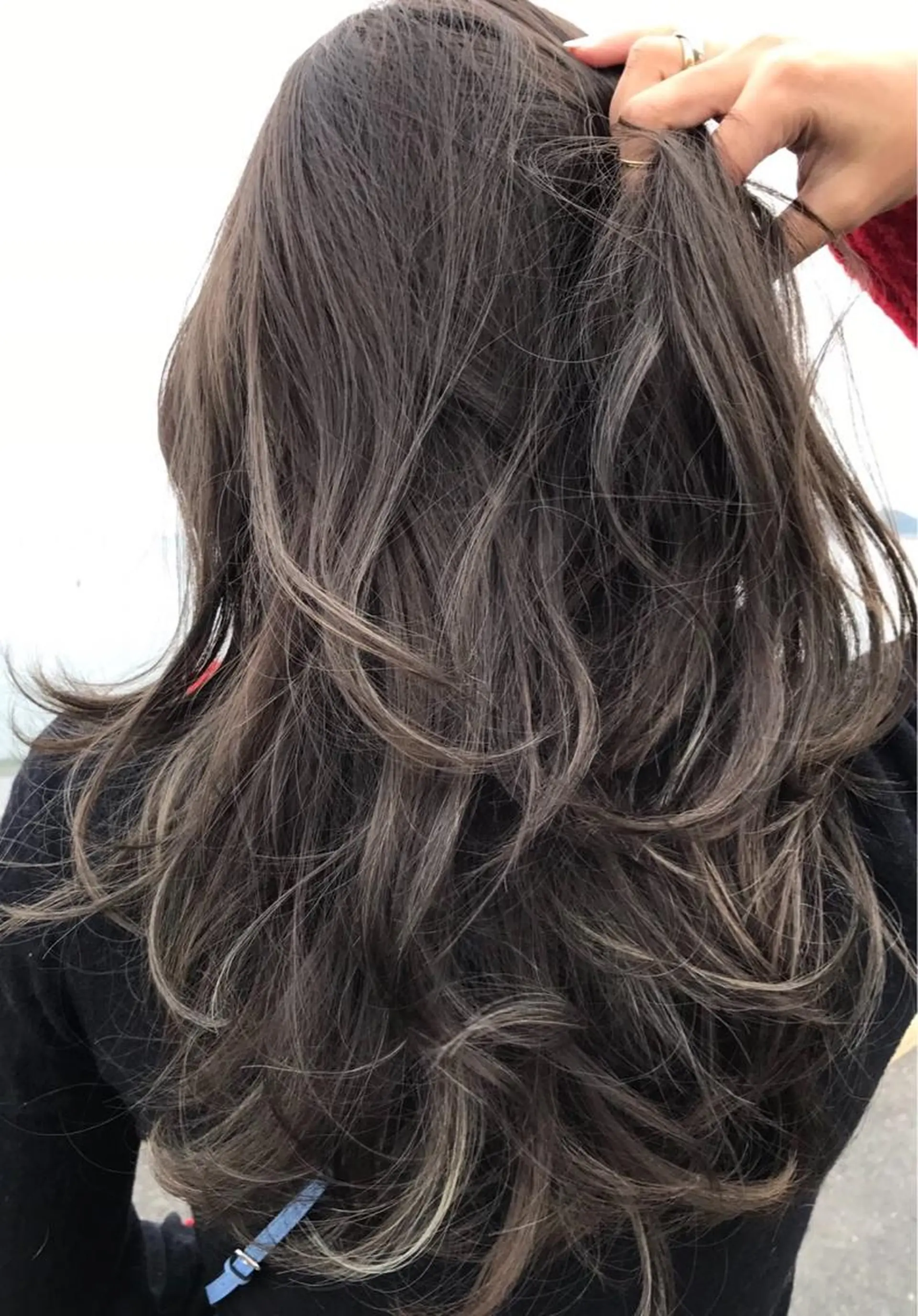 ロング カラー ヘアアレンジ ダークグレー ダークグレージュ グレージュ ハイライトカラー 外国人風カラー ブリーチ＆カラーが 得意☀️望月宣雄☀️のヘアスタイル