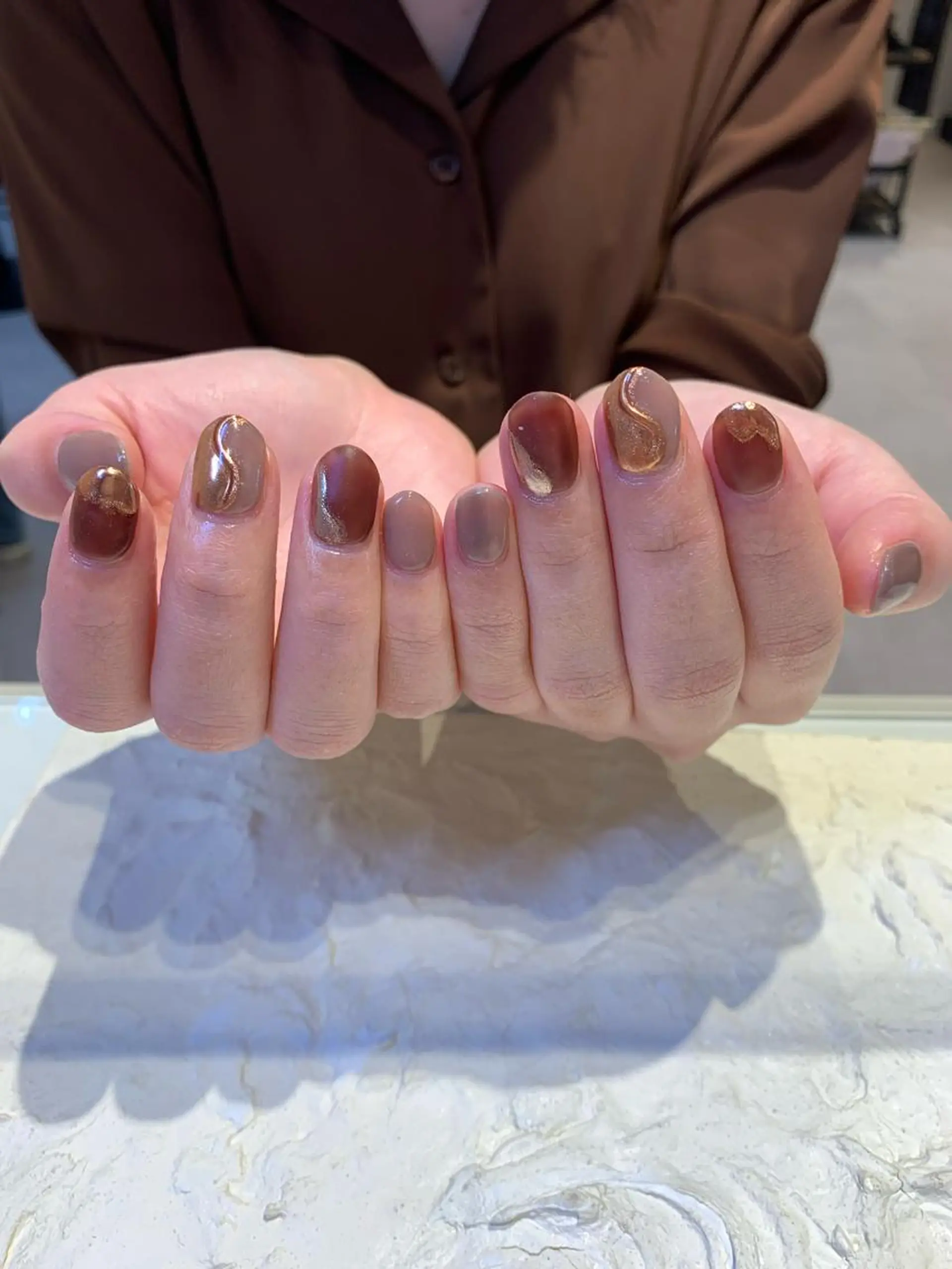 ネイル ブラウン マキノ ユイのネイルデザイン