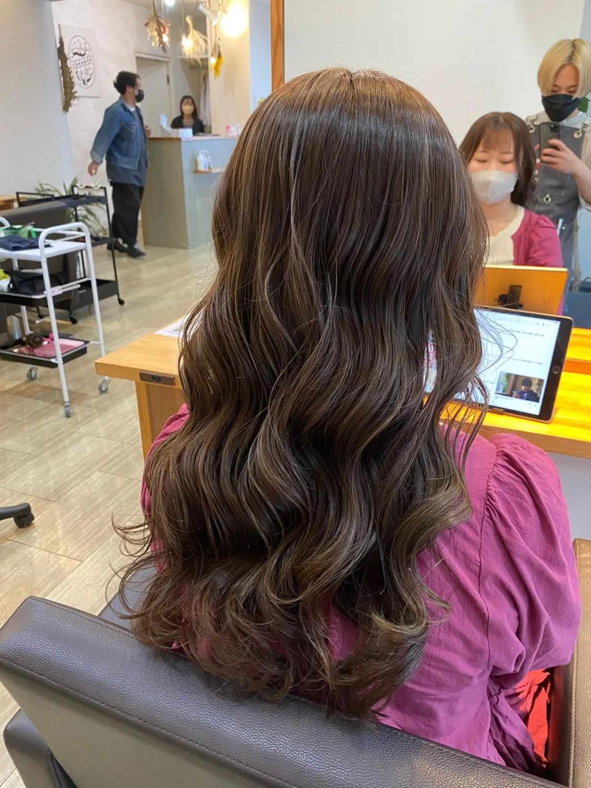 セミロング カラー ハイライトカラー ハイライト 和歌山髪質改善 那須優太のヘアスタイル