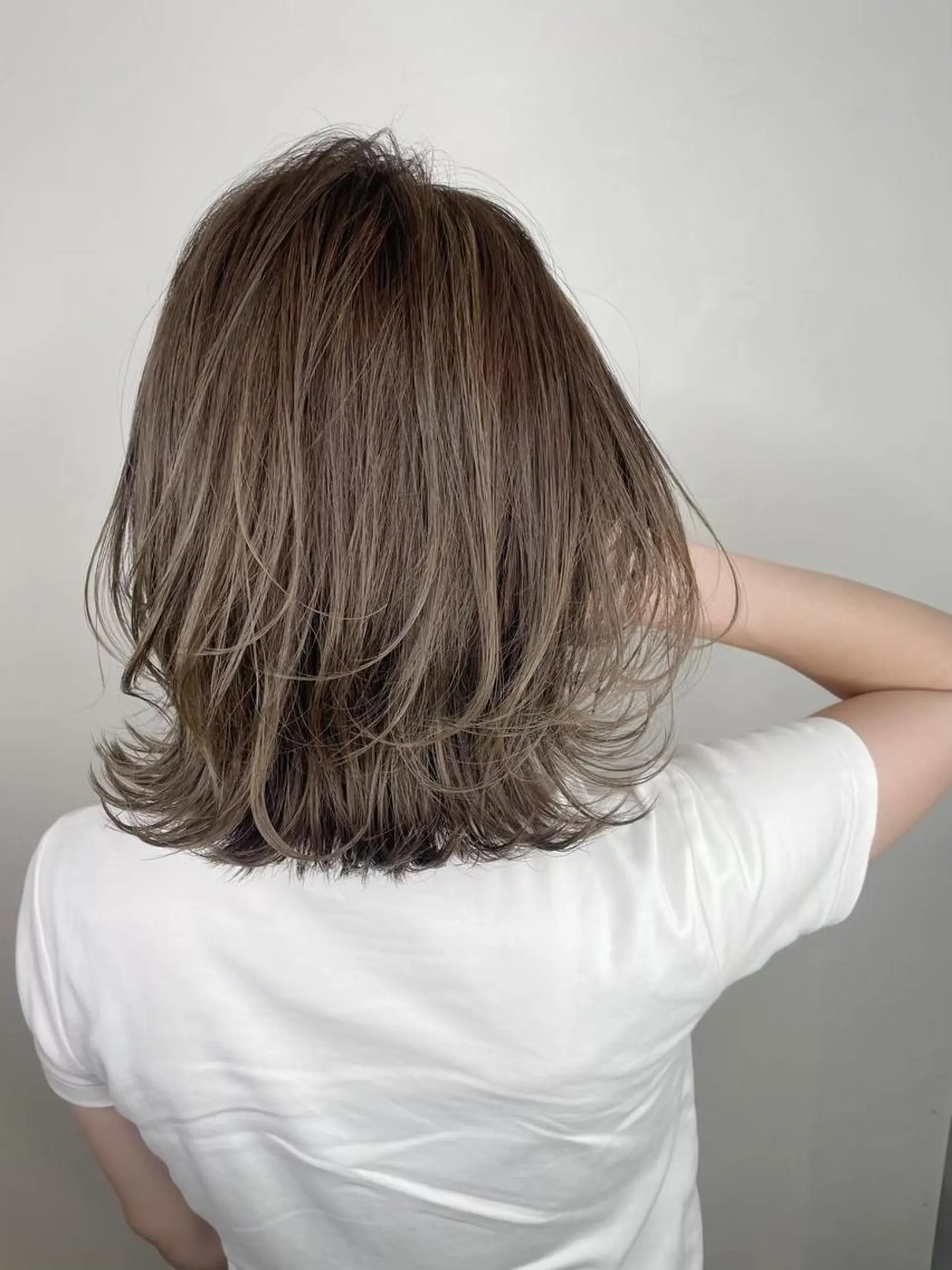 ミディアム ボブ 斜めバング 外国人風カラー 伸ばしかけ ハイライト カット ヘアカラー ＿WHITE鳳店 アンダーバーホワイトのヘアスタイル