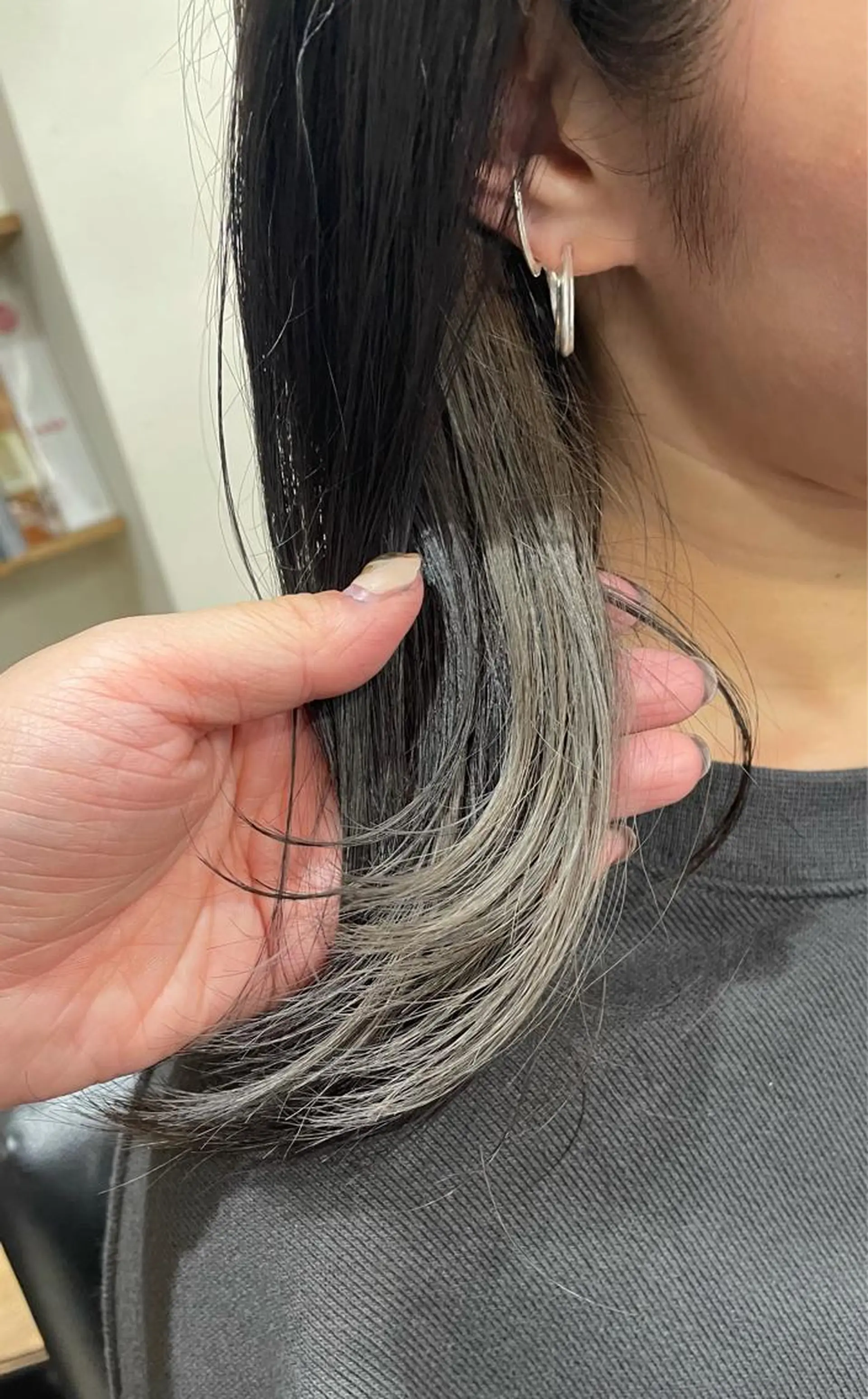 ミディアム カラー イヤリングカラー グレージュ 成瀬 妃生路のヘアスタイル