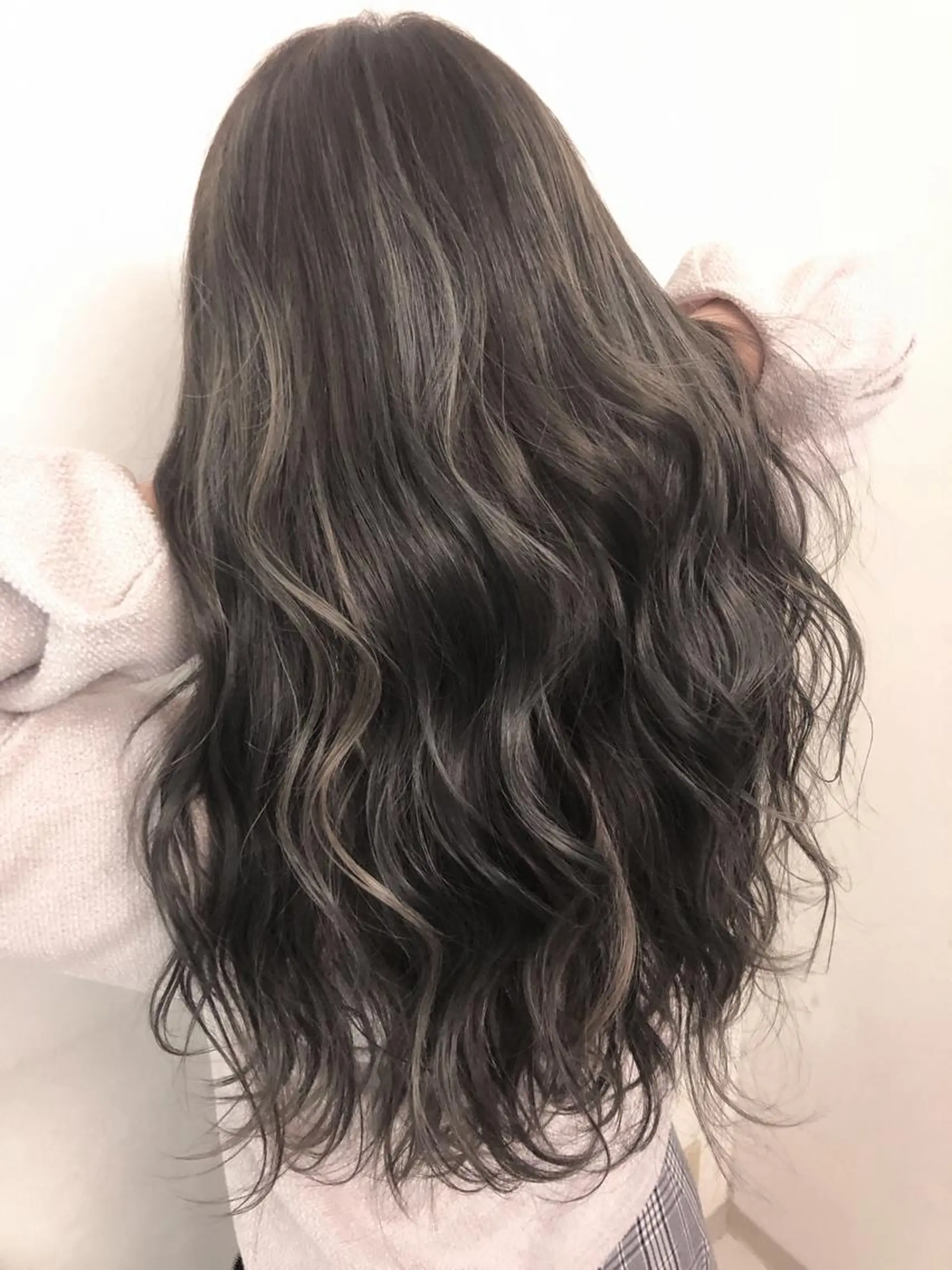 ロング カラー ヘアアレンジ ブリーチ ハイライトカラー インナーカラー シルバー ホワイトシルバー 美髪矯正・レイヤー 倉友哉のヘアスタイル