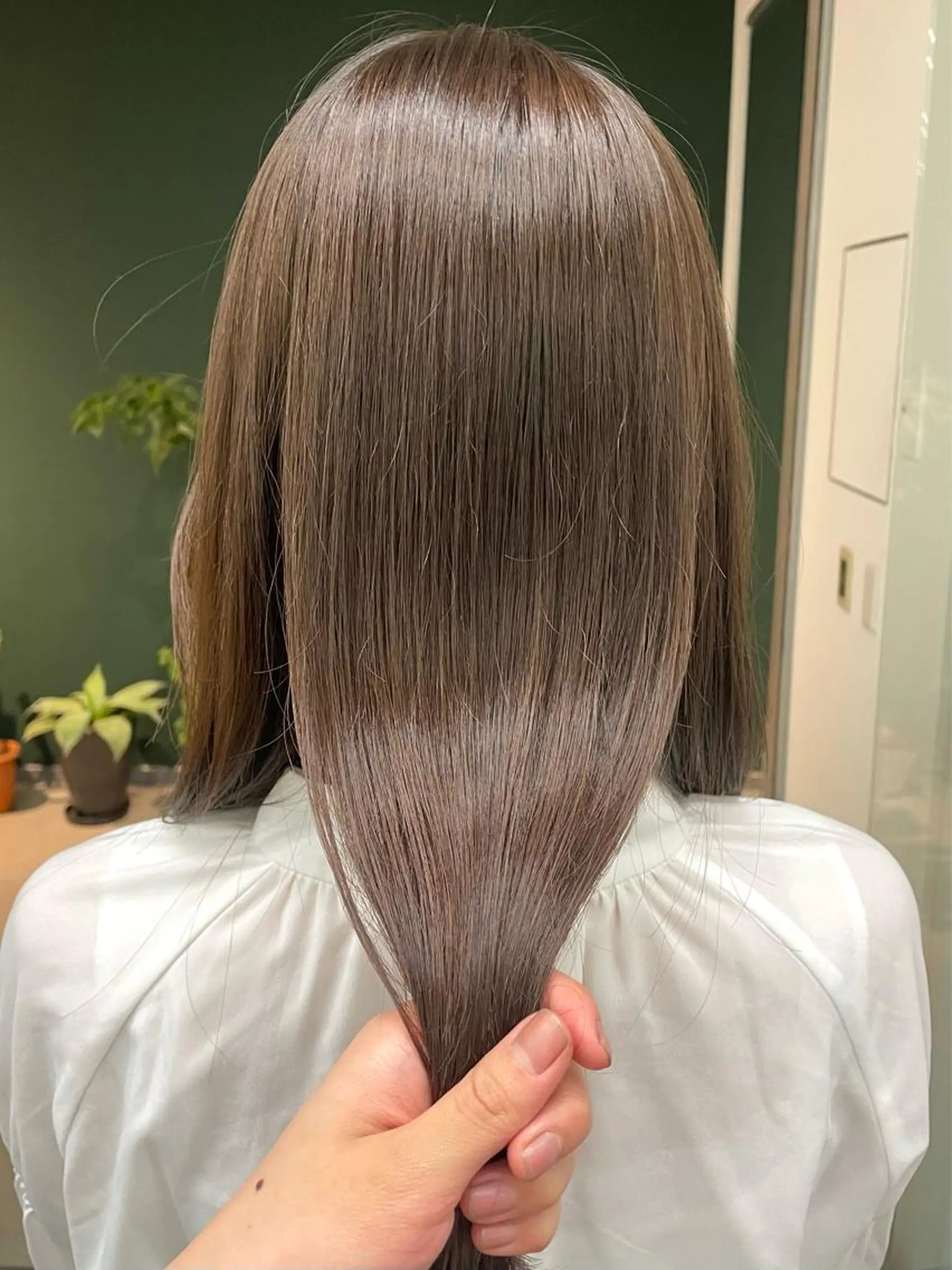 ロング カラー アッシュ ベージュカラー ブリーチ ブリーチなしカラー ひなた あゆみのヘアスタイル