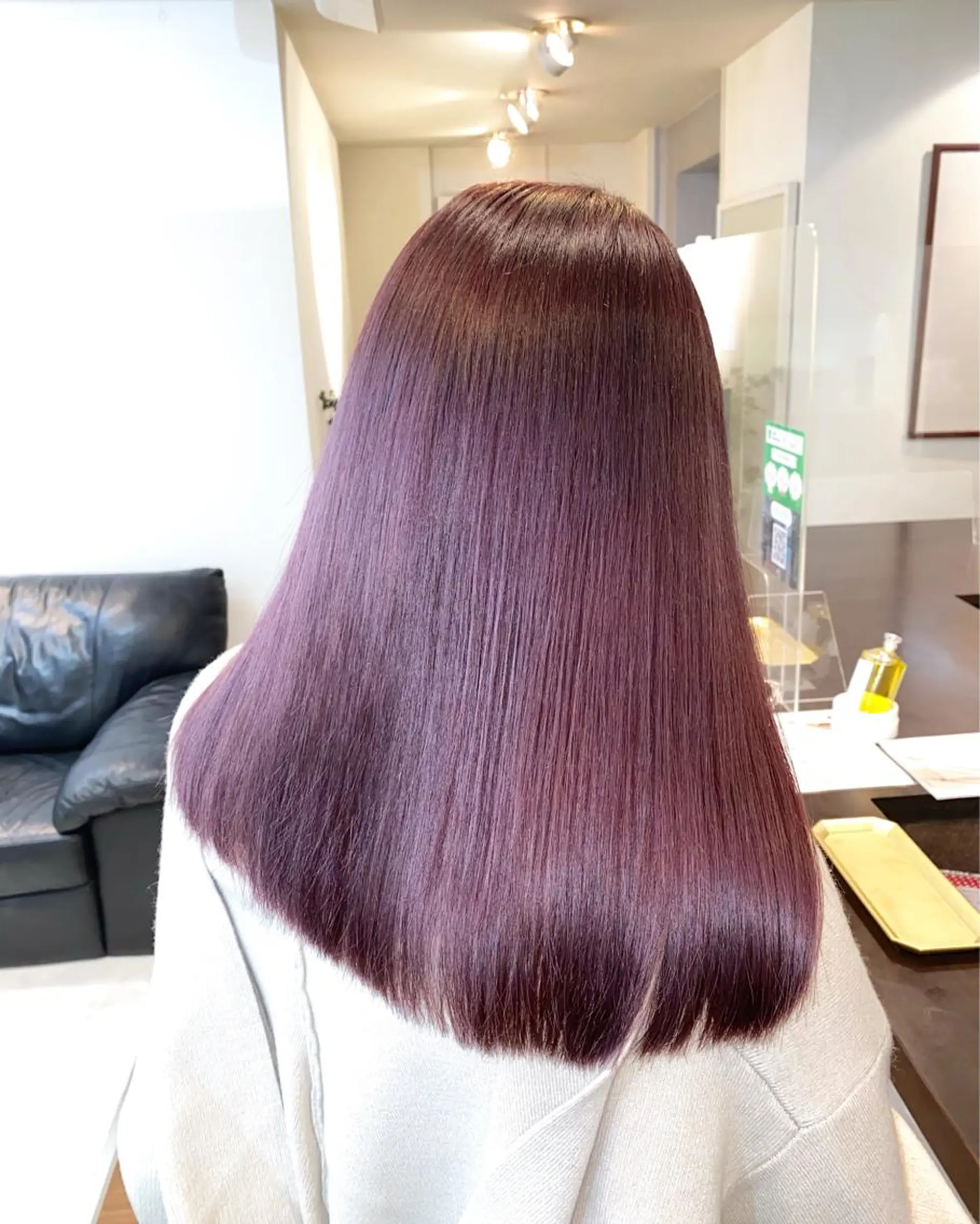 セミロング カラー ブリーチ カシス ピンクカラー 色ムラ修正の神様 新宿ハイトーンかすみのヘアスタイル