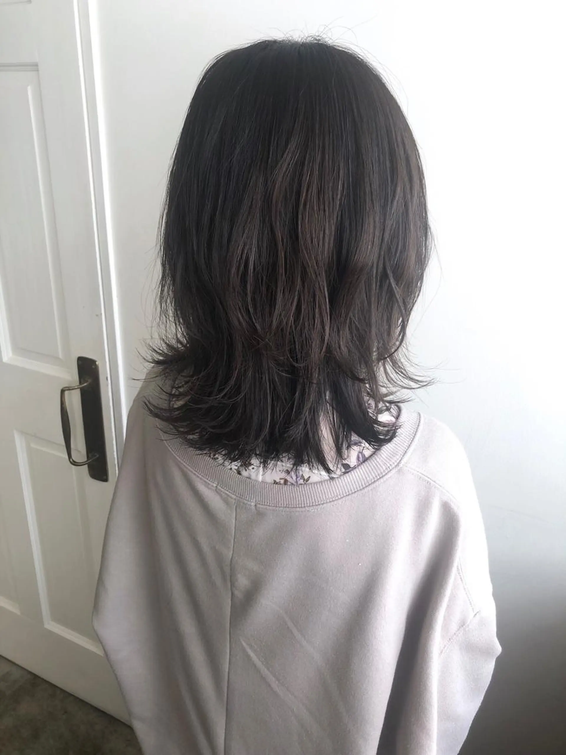 ミディアム カラー MIOベージュカラー 柔らかいカラーのヘアスタイル