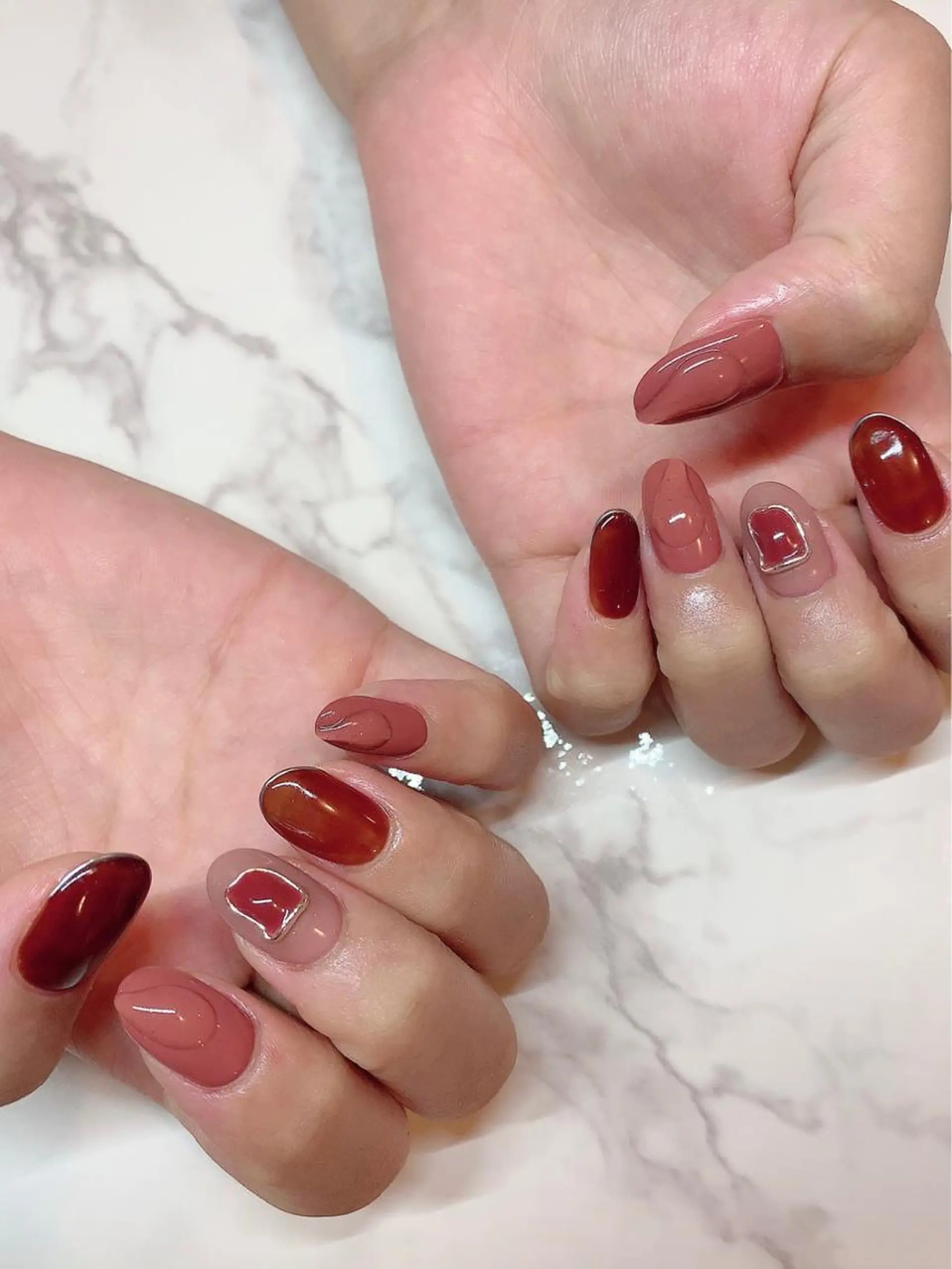 ネイル アートネイル ブラウン クリアネイル ニュアンスネイル atelier chic+のネイルデザイン