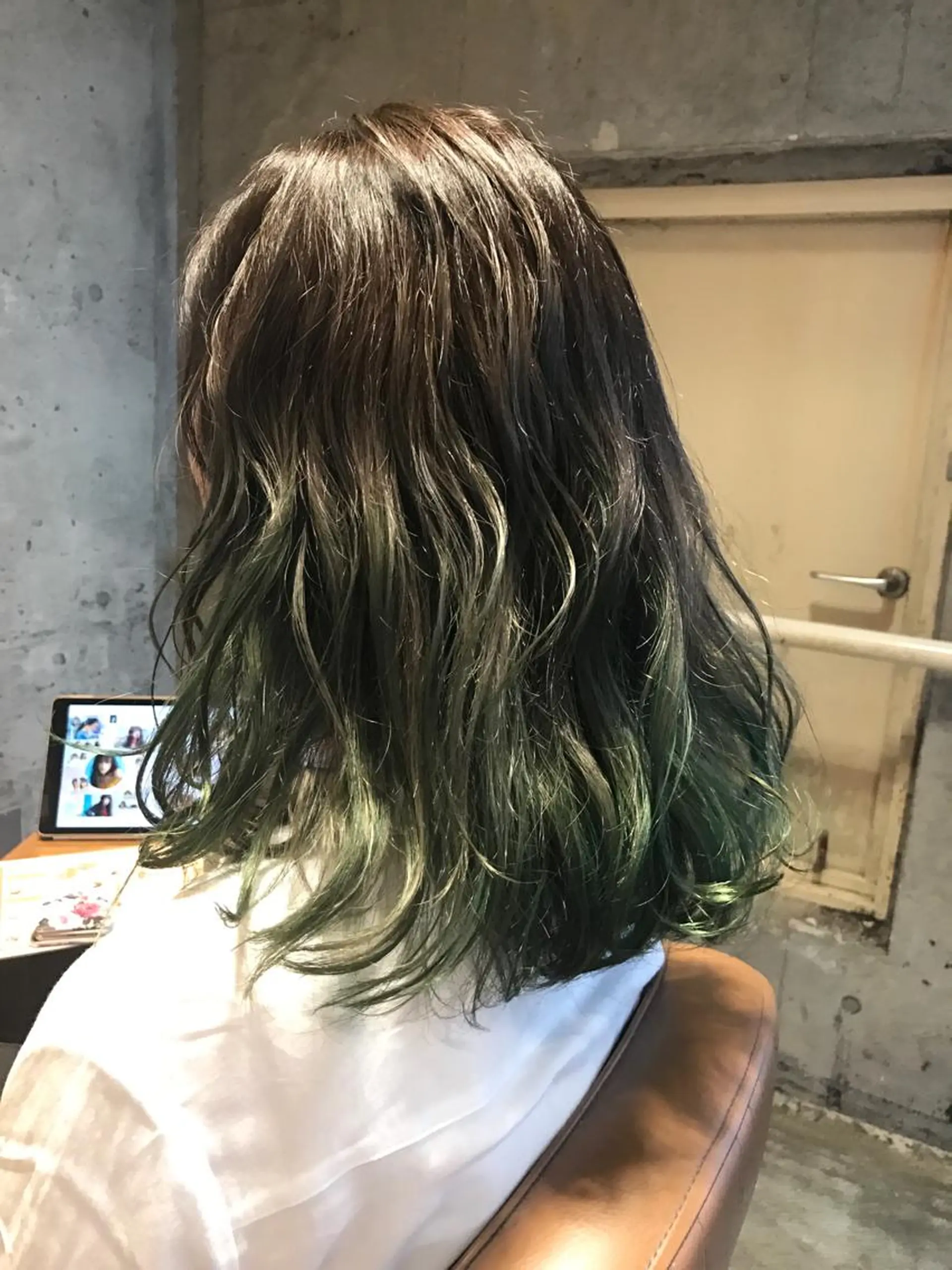セミロング カラー パーマ ヘアアレンジ メンズ キッズ ネイル マツエク・マツパ ダブルカラー グラデーションカラー グラデーション グリーン サロンドミルク 原宿のヘアスタイル